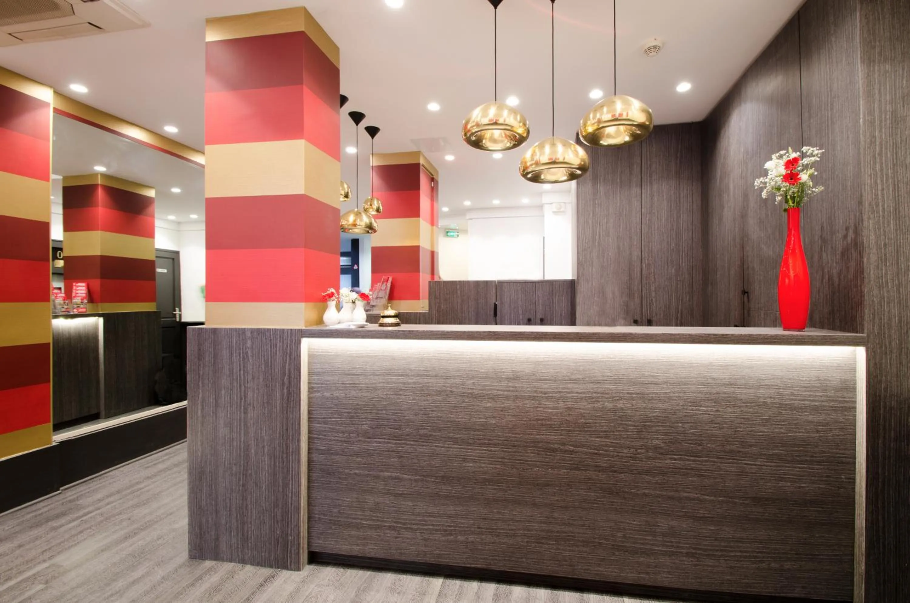 Lobby or reception in Hotel Migny Opéra Montmartre