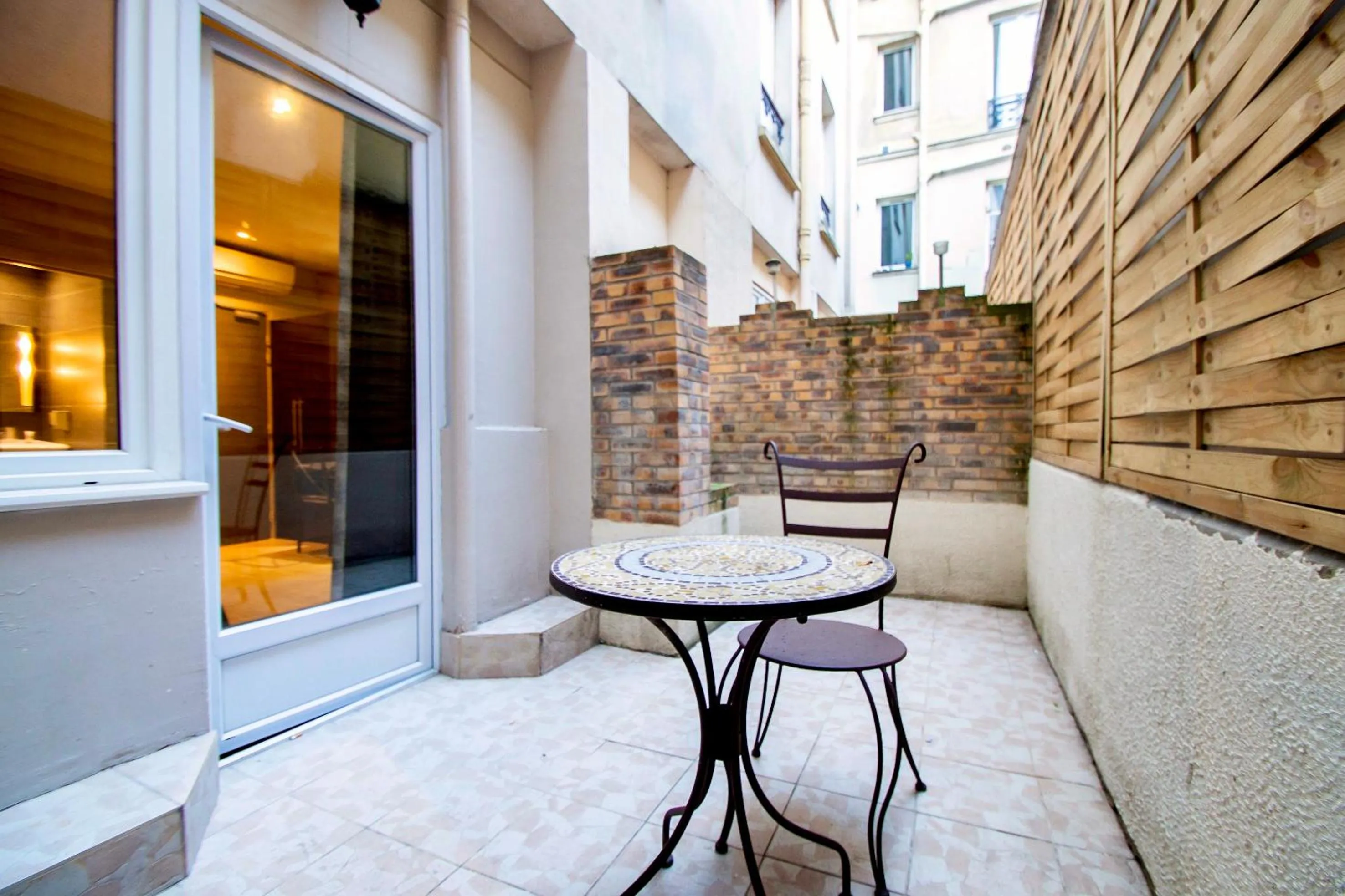 Patio in Hotel Migny Opéra Montmartre