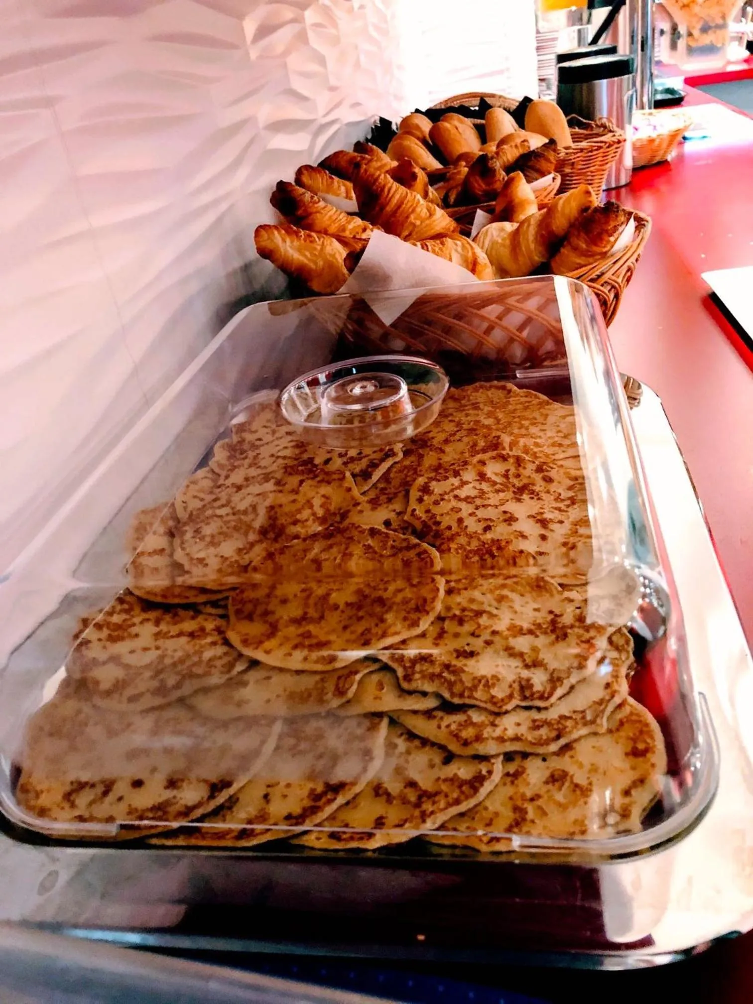 Restaurant/places to eat in Hotel Migny Opéra Montmartre