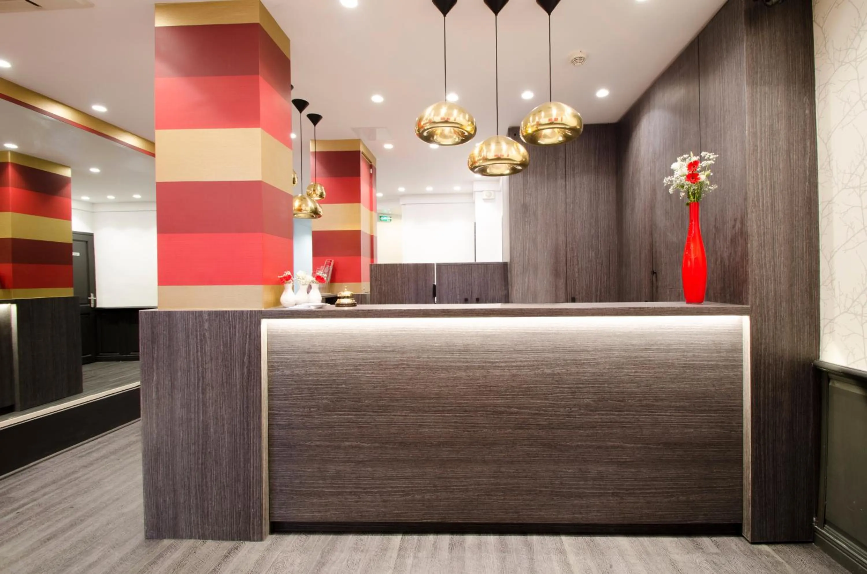 Lobby or reception in Hotel Migny Opéra Montmartre