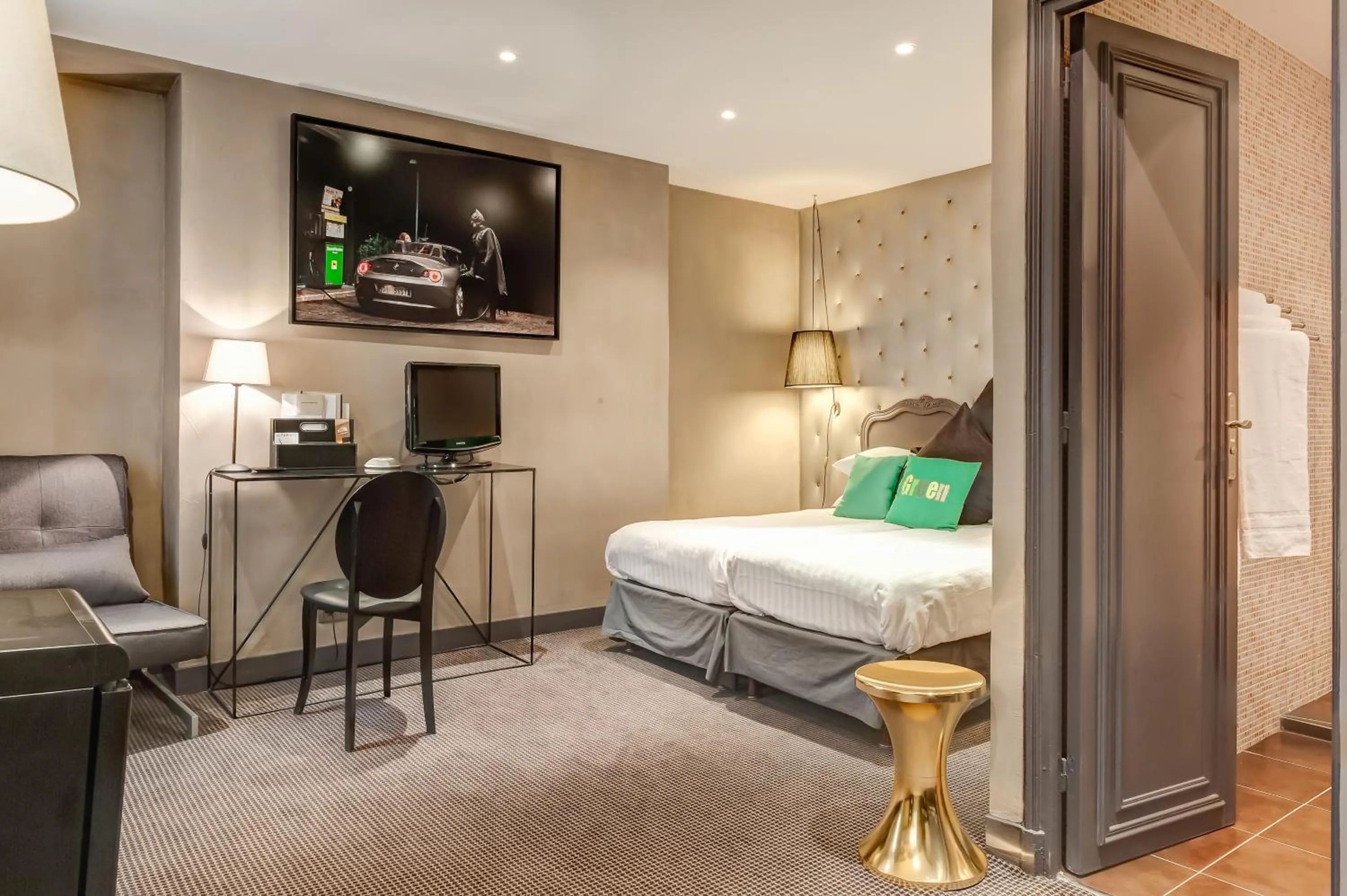 Photo of the whole room, Bed in ZE Hotel