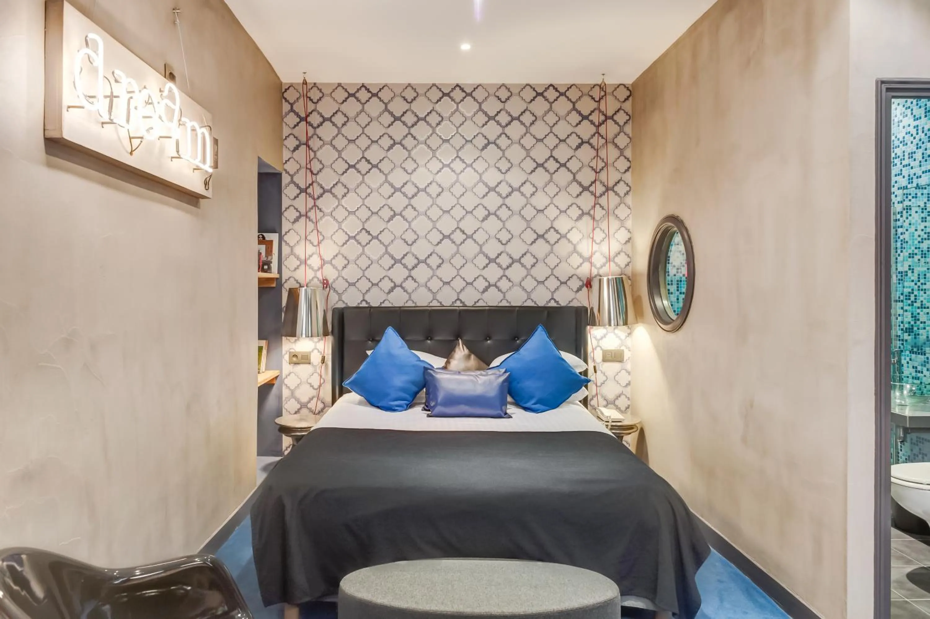 Photo of the whole room, Bed in ZE Hotel