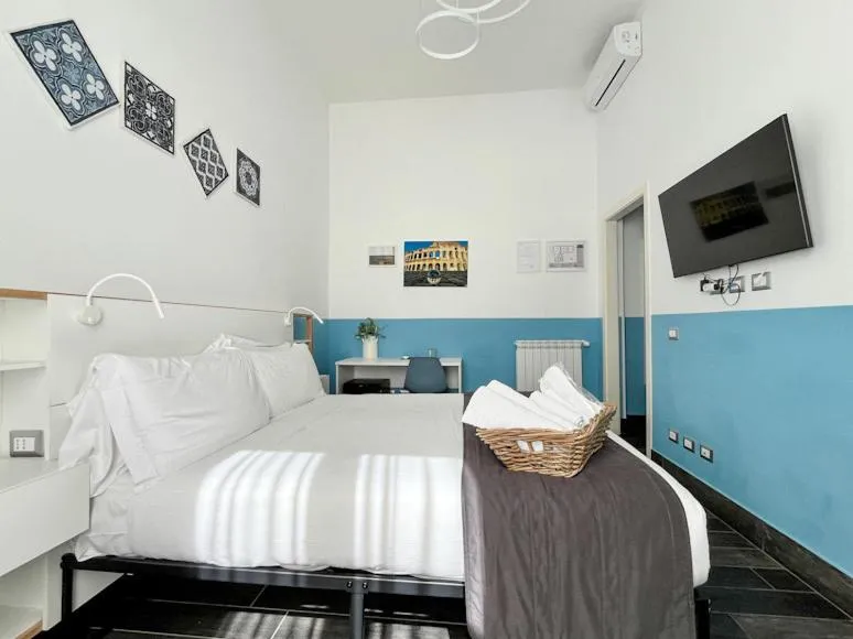 Photo of the whole room, Bed in Arch Rome Suites