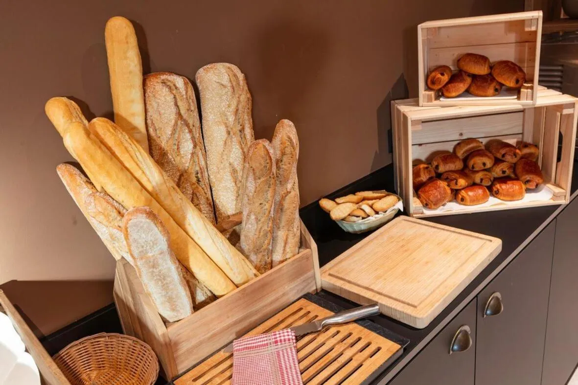 Food and drinks in Hotel Leo Station, Villa et Annexes