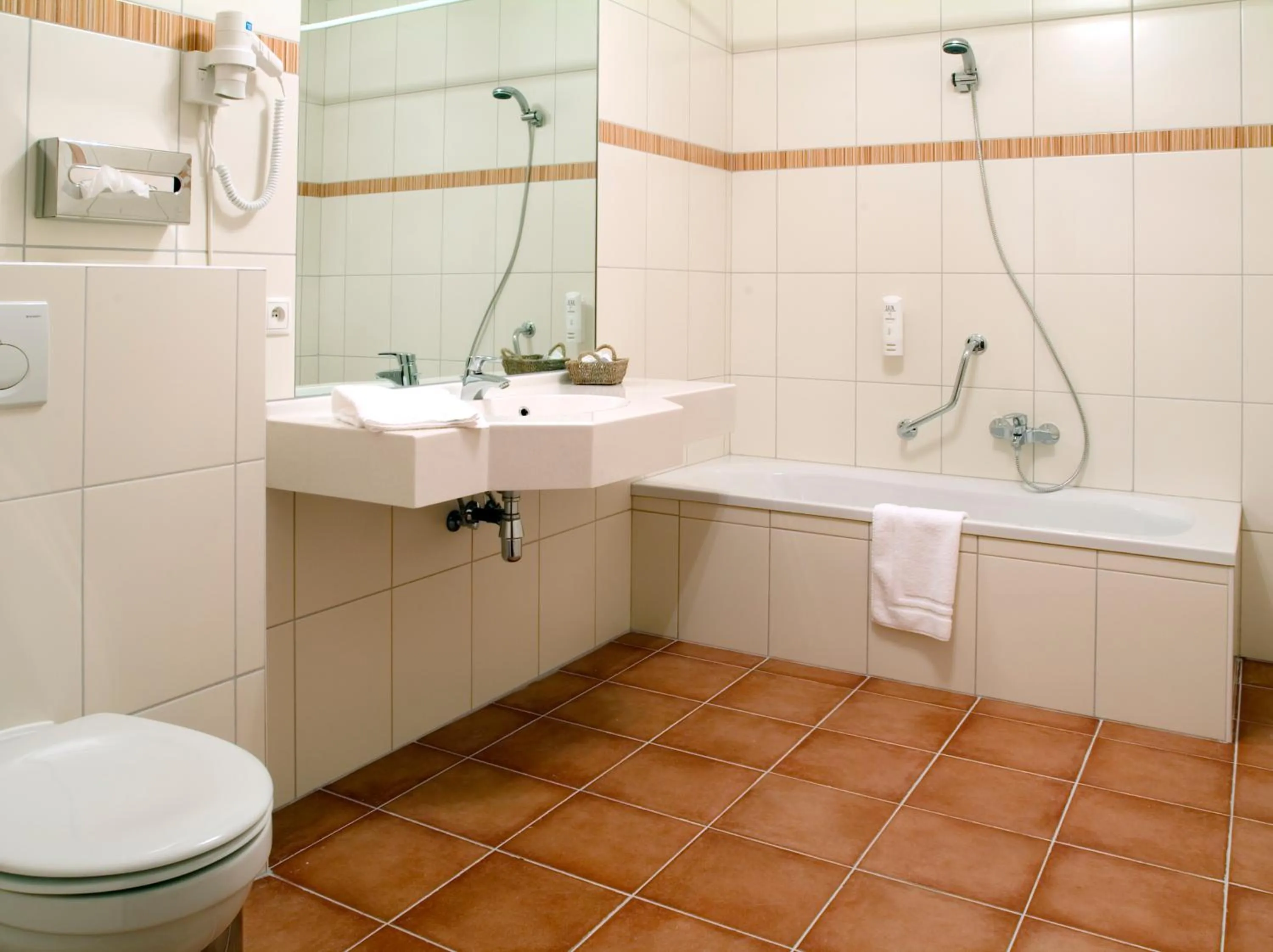 Shower in Hotel Leo Station, Villa et Annexes