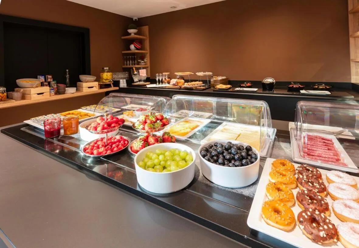 Food and drinks in Hotel Leo Station, Villa et Annexes