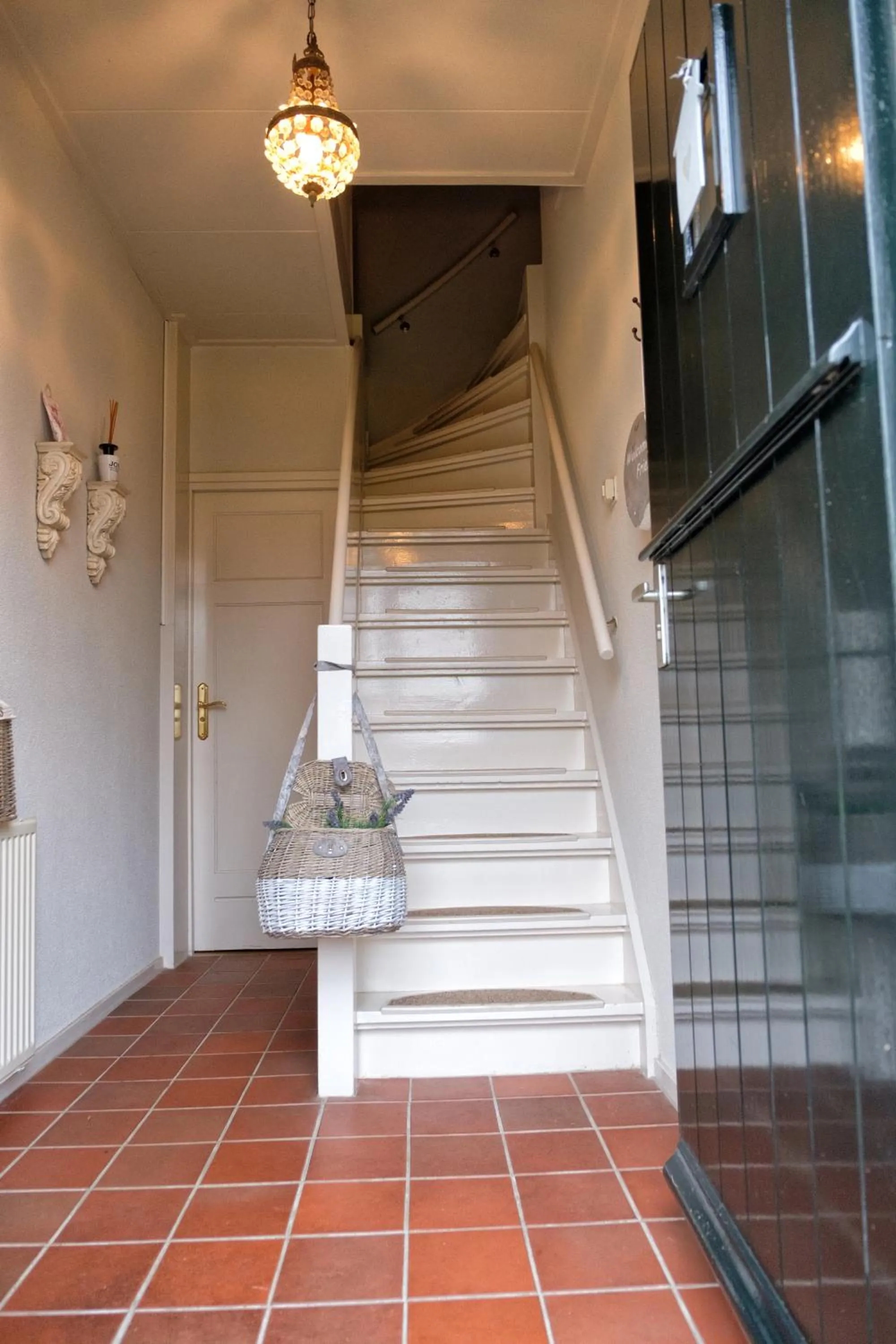 Facade/entrance in Oes-Tilber