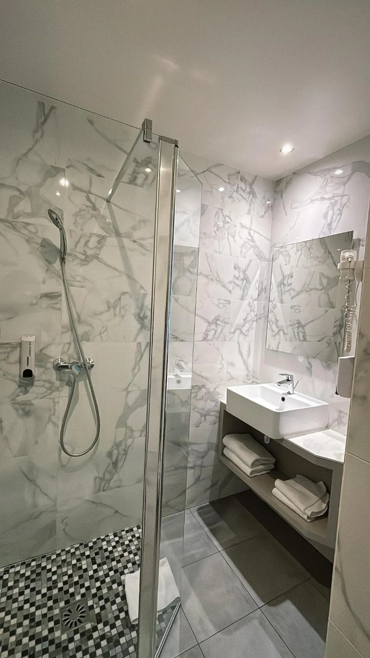 Bathroom in New Hôtel Gare Du Nord