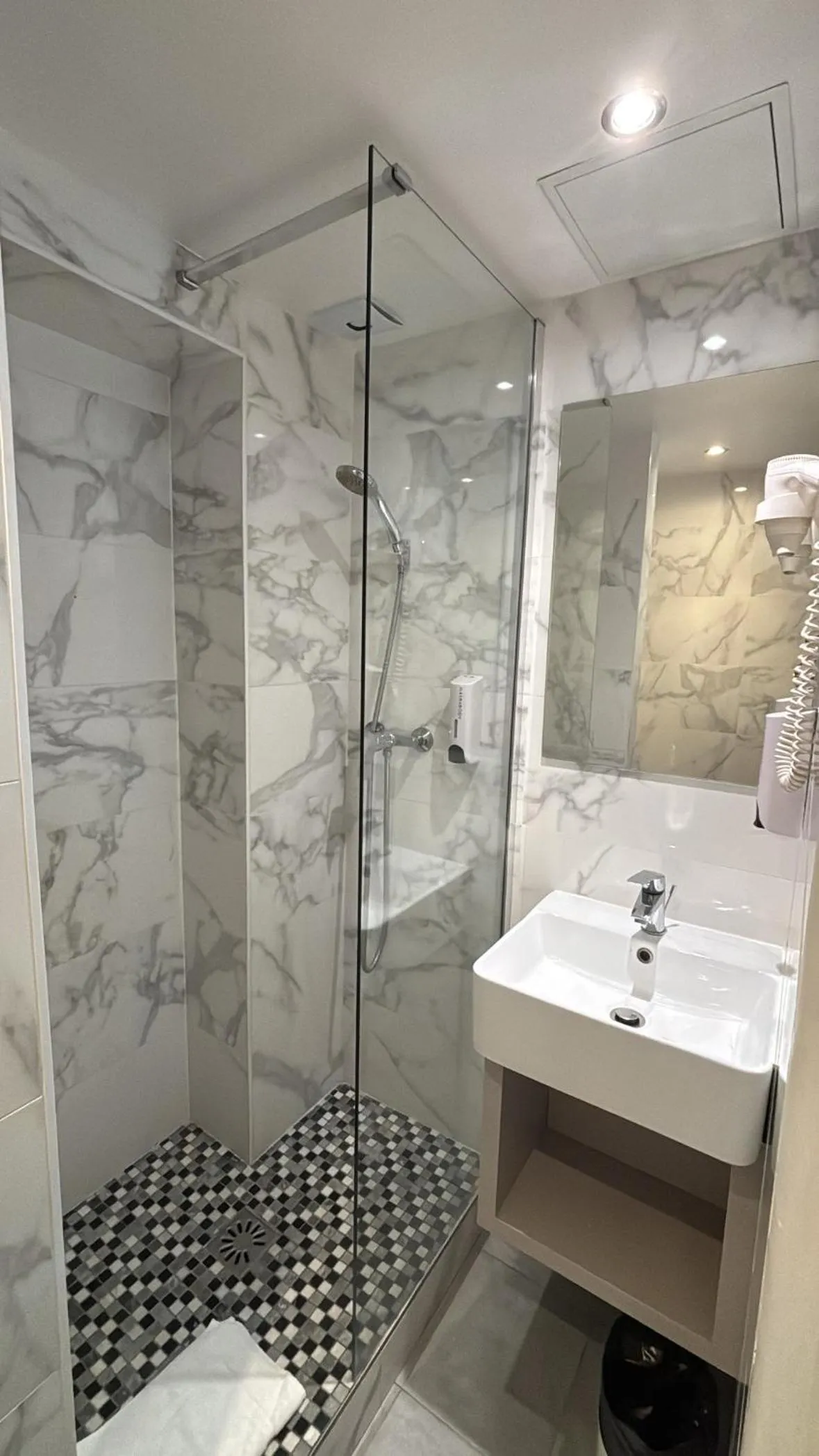 Bathroom in New Hôtel Gare Du Nord