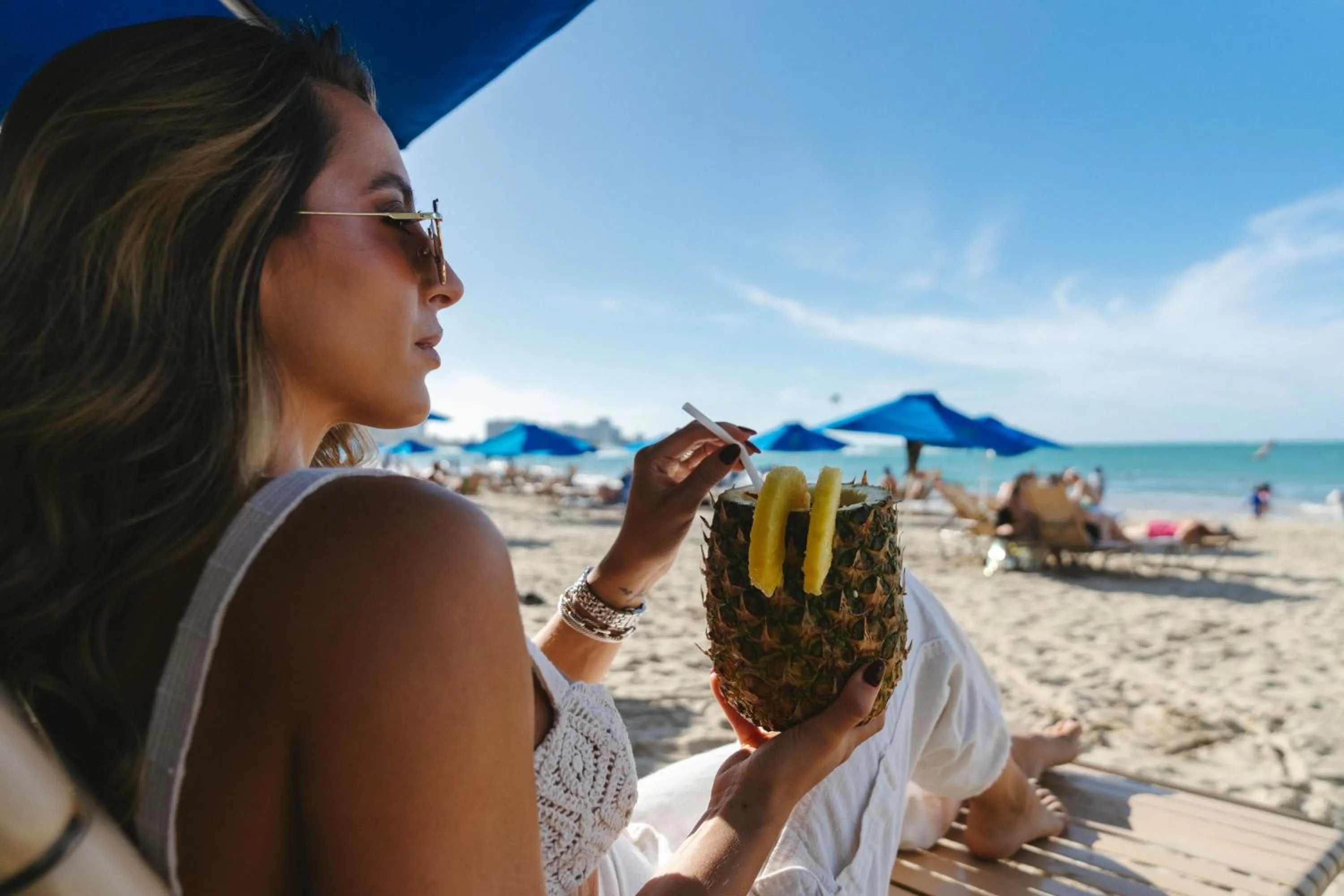 Lounge or bar in OCEAN VIEW DELUXE SUITE: PVT. BEACH & POOL