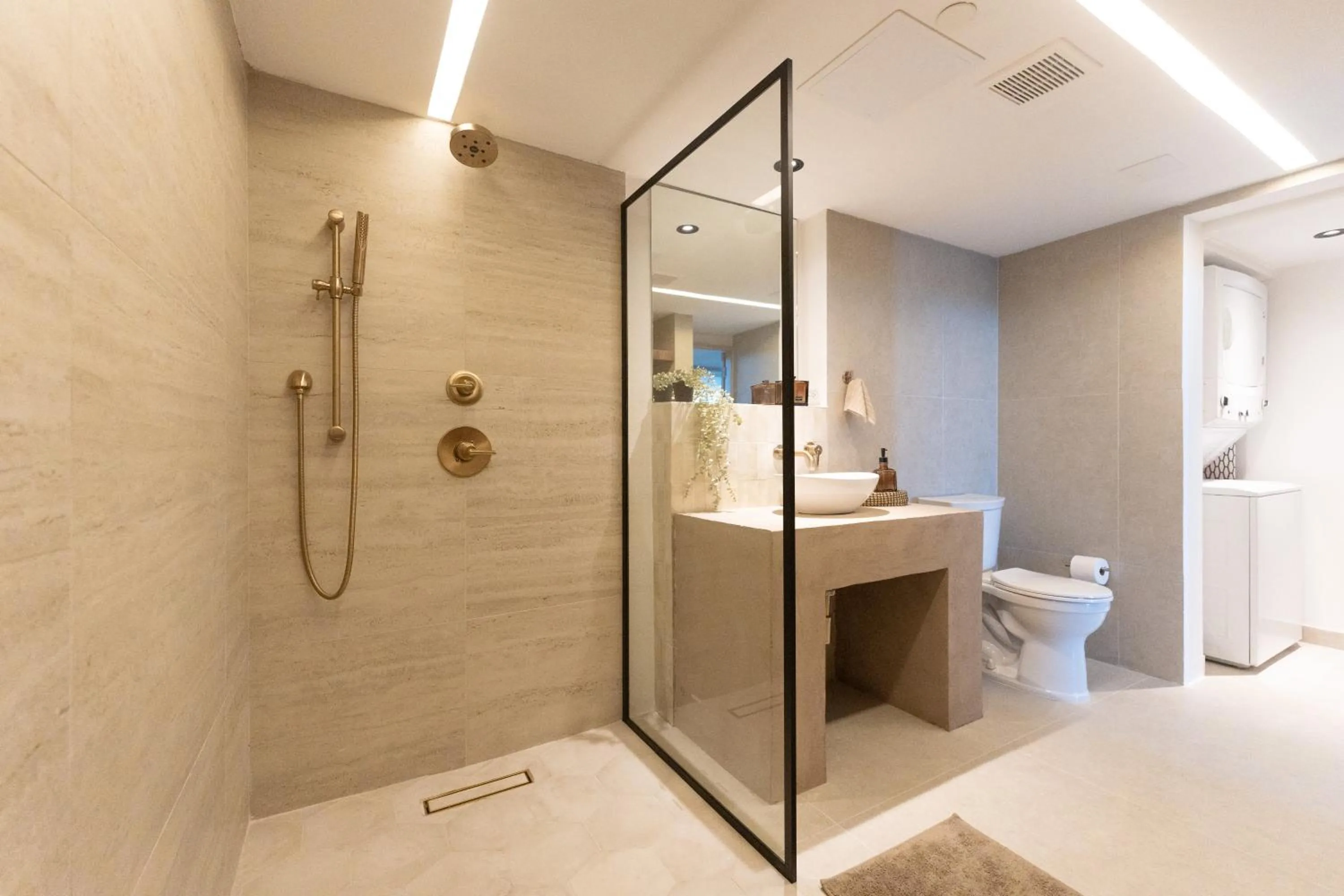 Shower in OCEAN VIEW DELUXE SUITE: PVT. BEACH & POOL