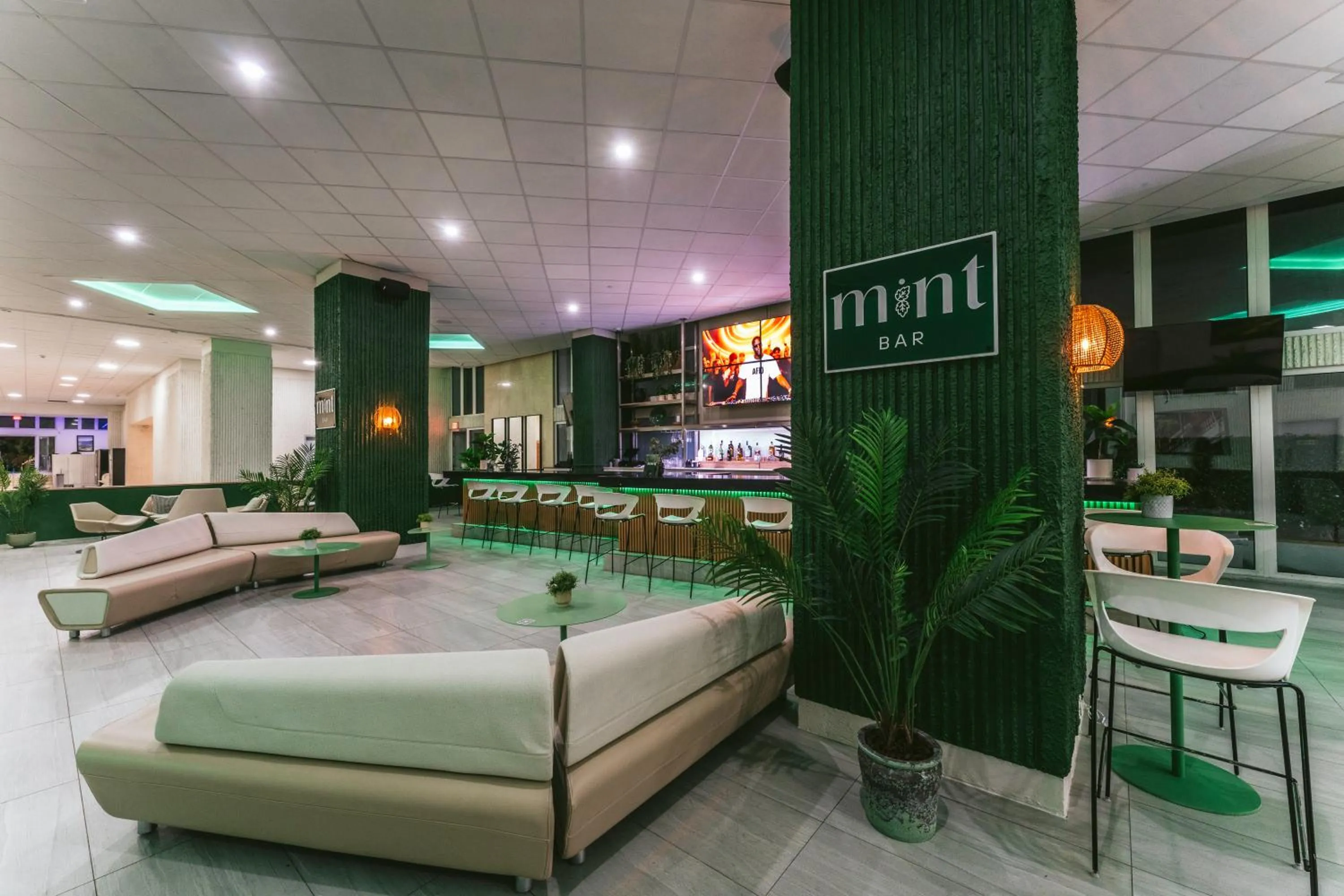 Lounge or bar in OCEAN VIEW DELUXE SUITE: PVT. BEACH & POOL