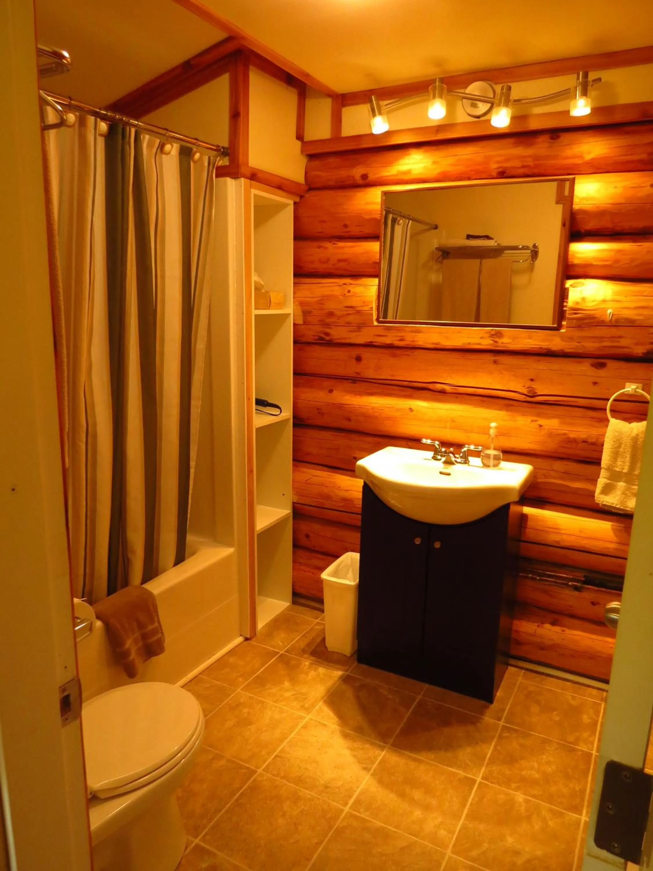 Bathroom in Cedar Haven Cabins and Resort