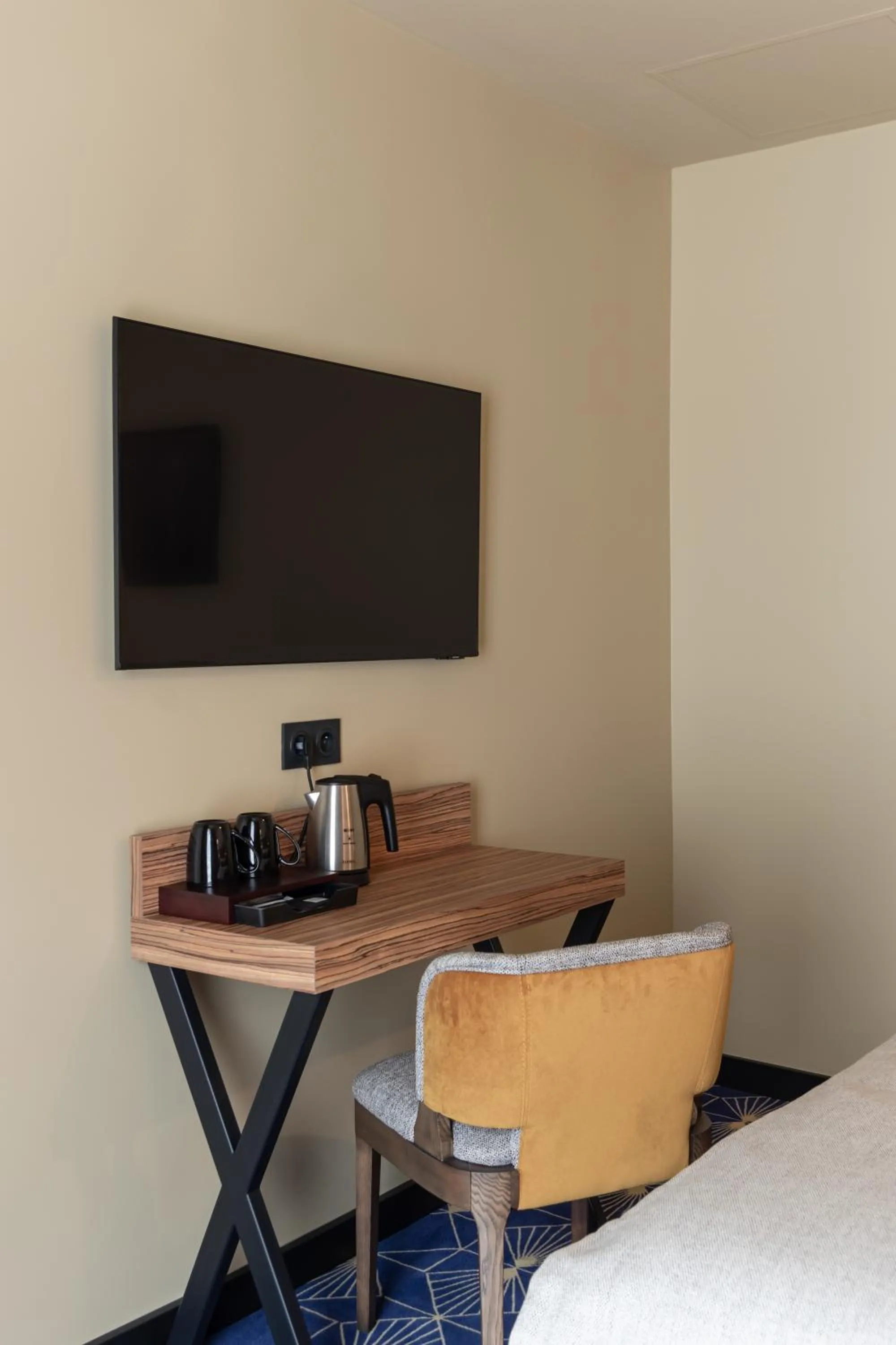 TV and multimedia in Hotel Le Rocroy