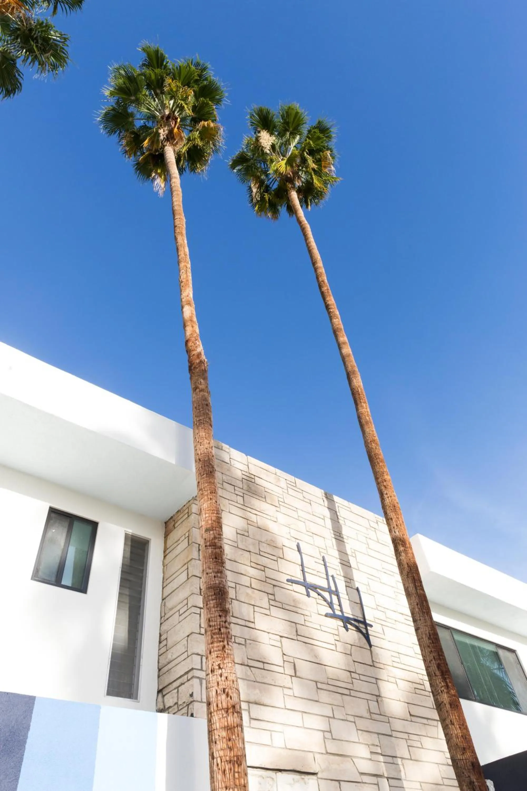 Facade/entrance in Holiday House Palm Springs
