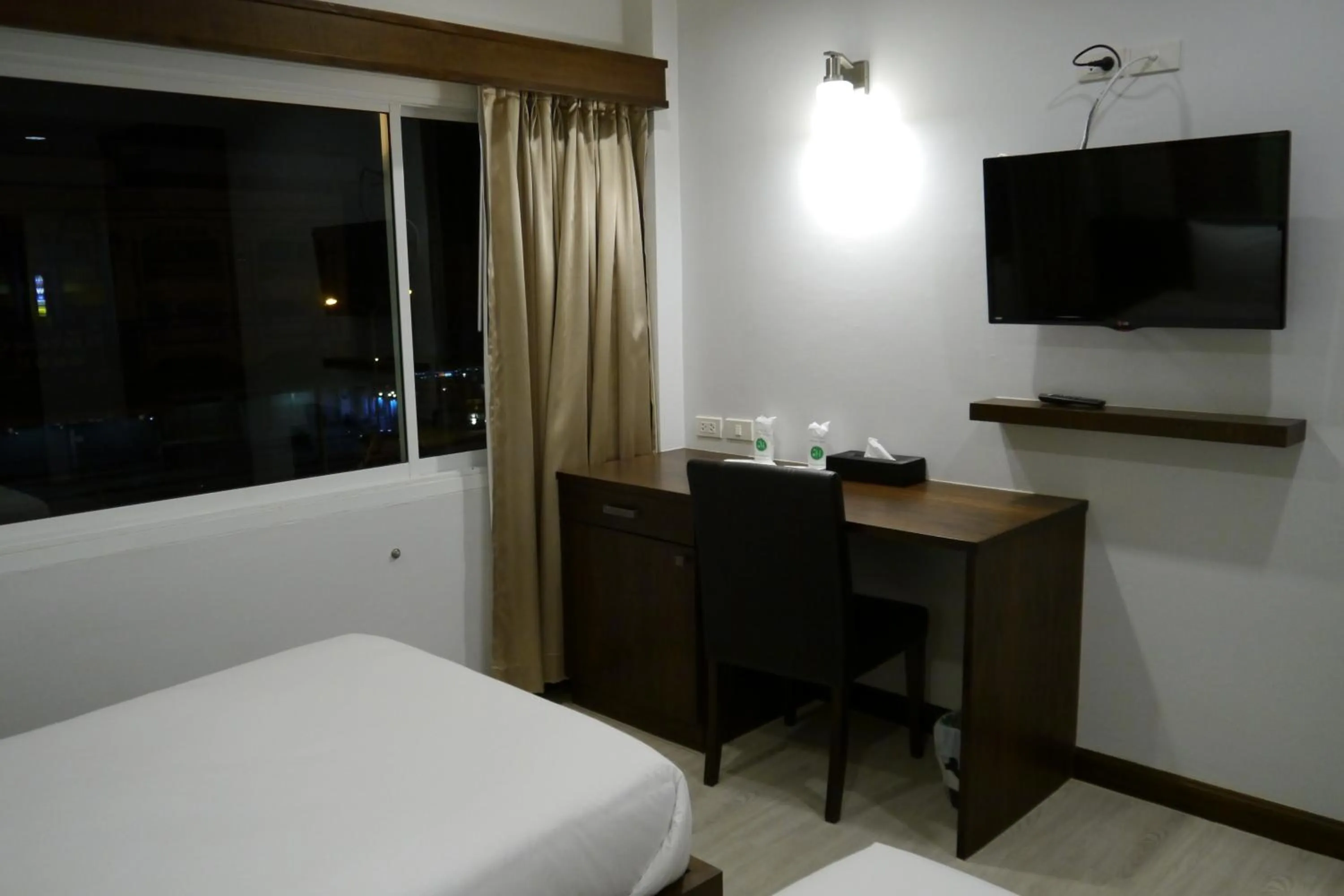 Bed in Lertnimit Hotel