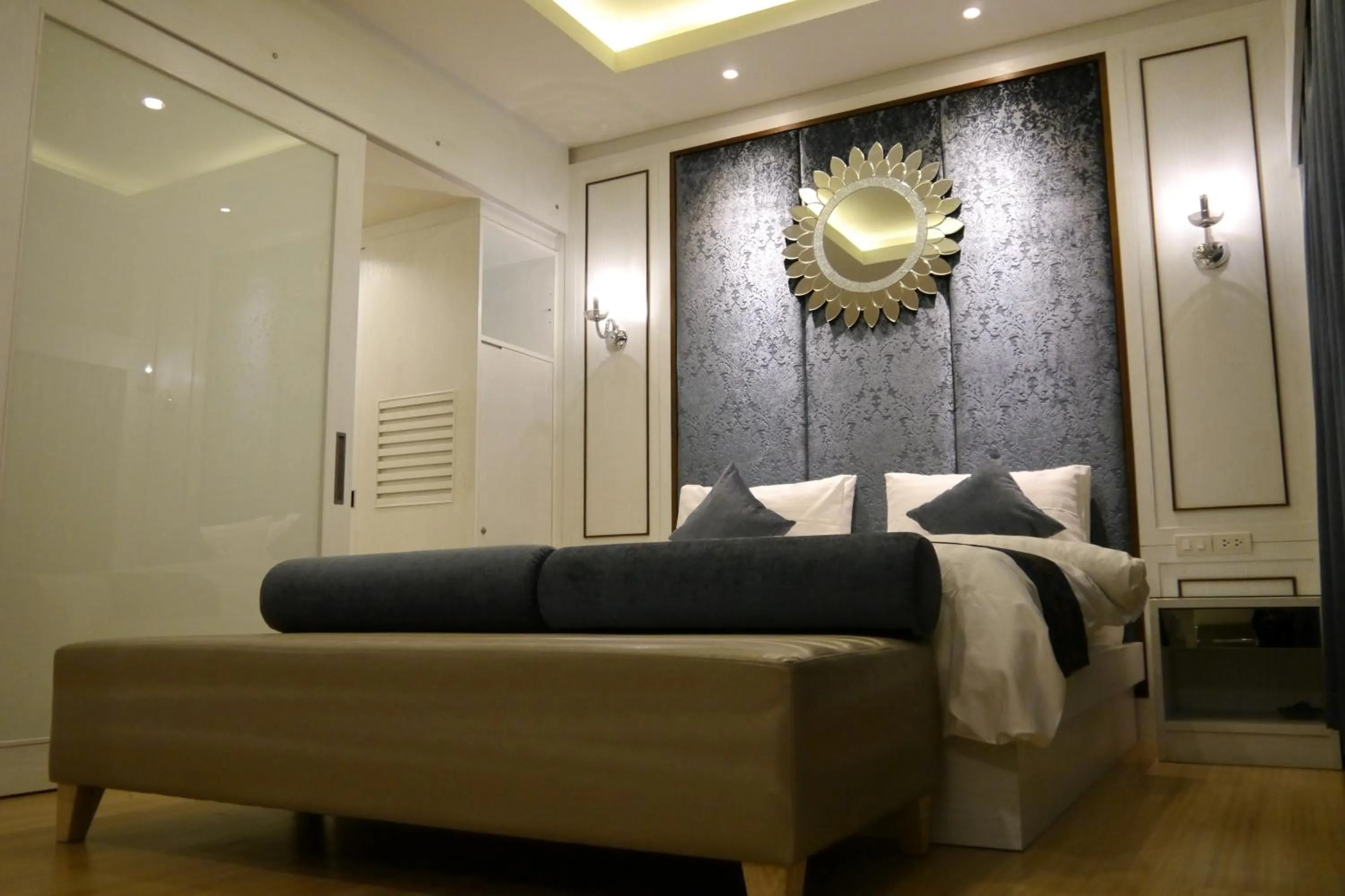 Bed in Lertnimit Hotel