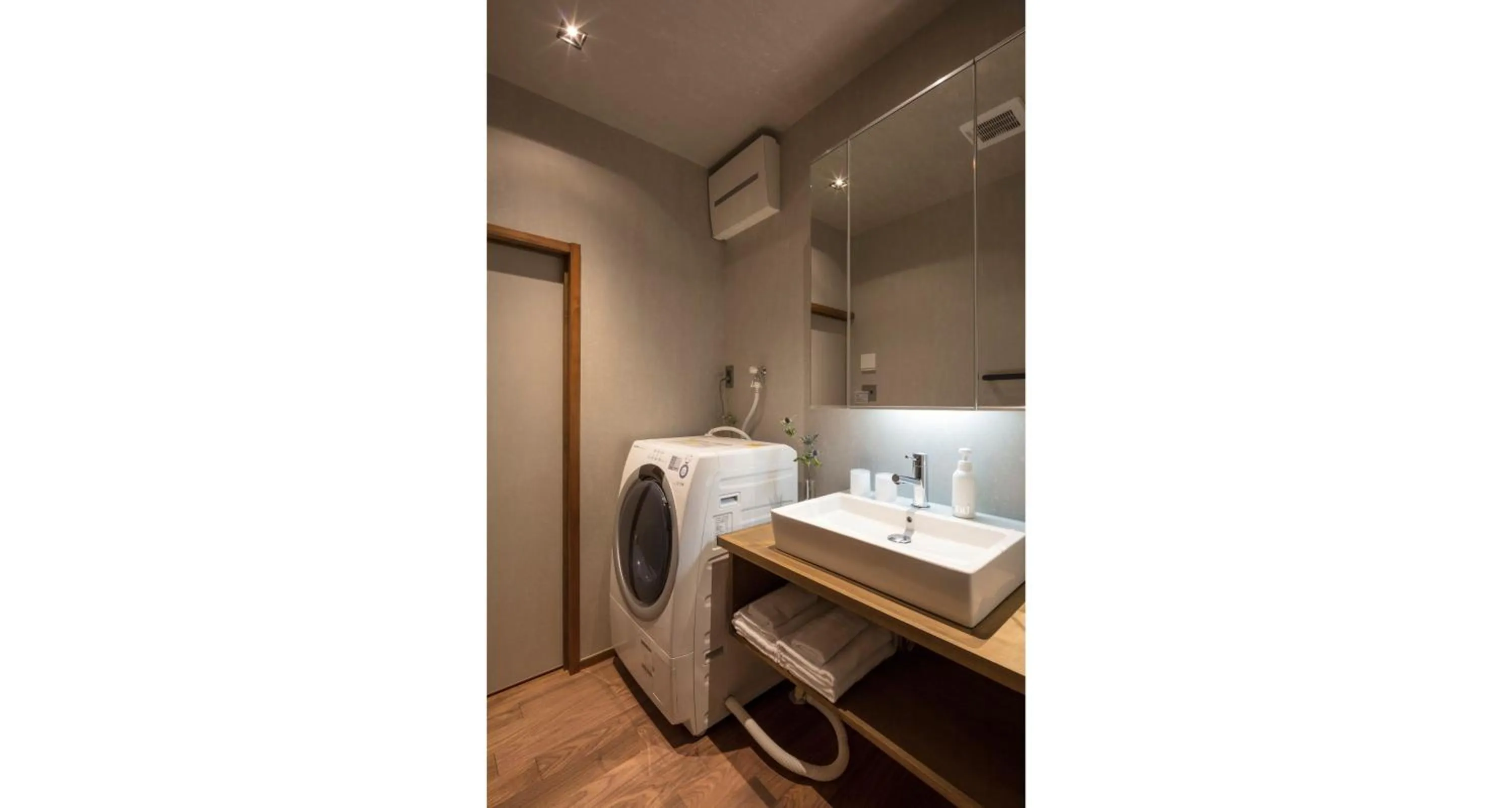 Bathroom in Hikoso-machi Kin no Ma