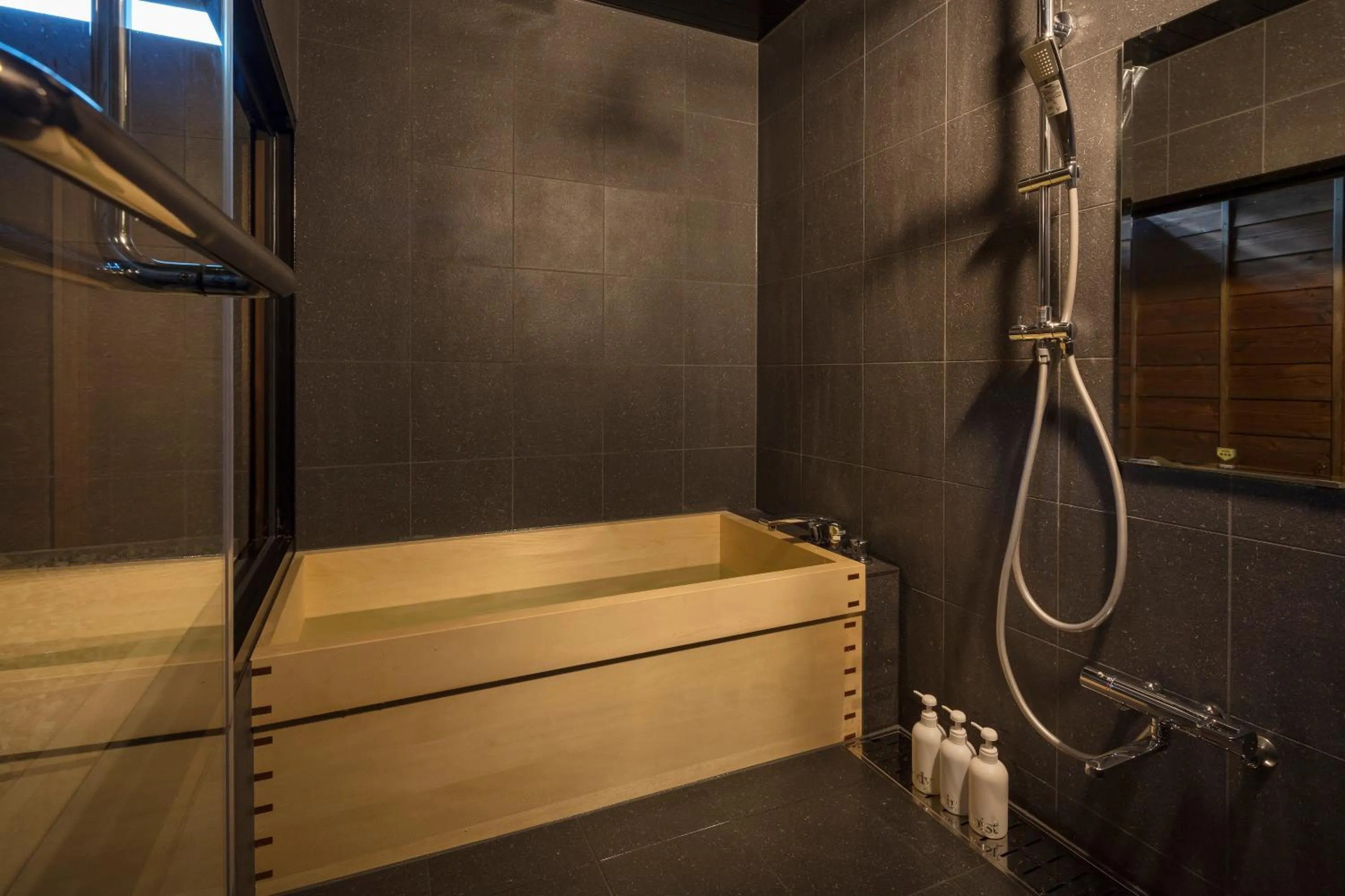 Bathroom in Hikoso-machi Kin no Ma