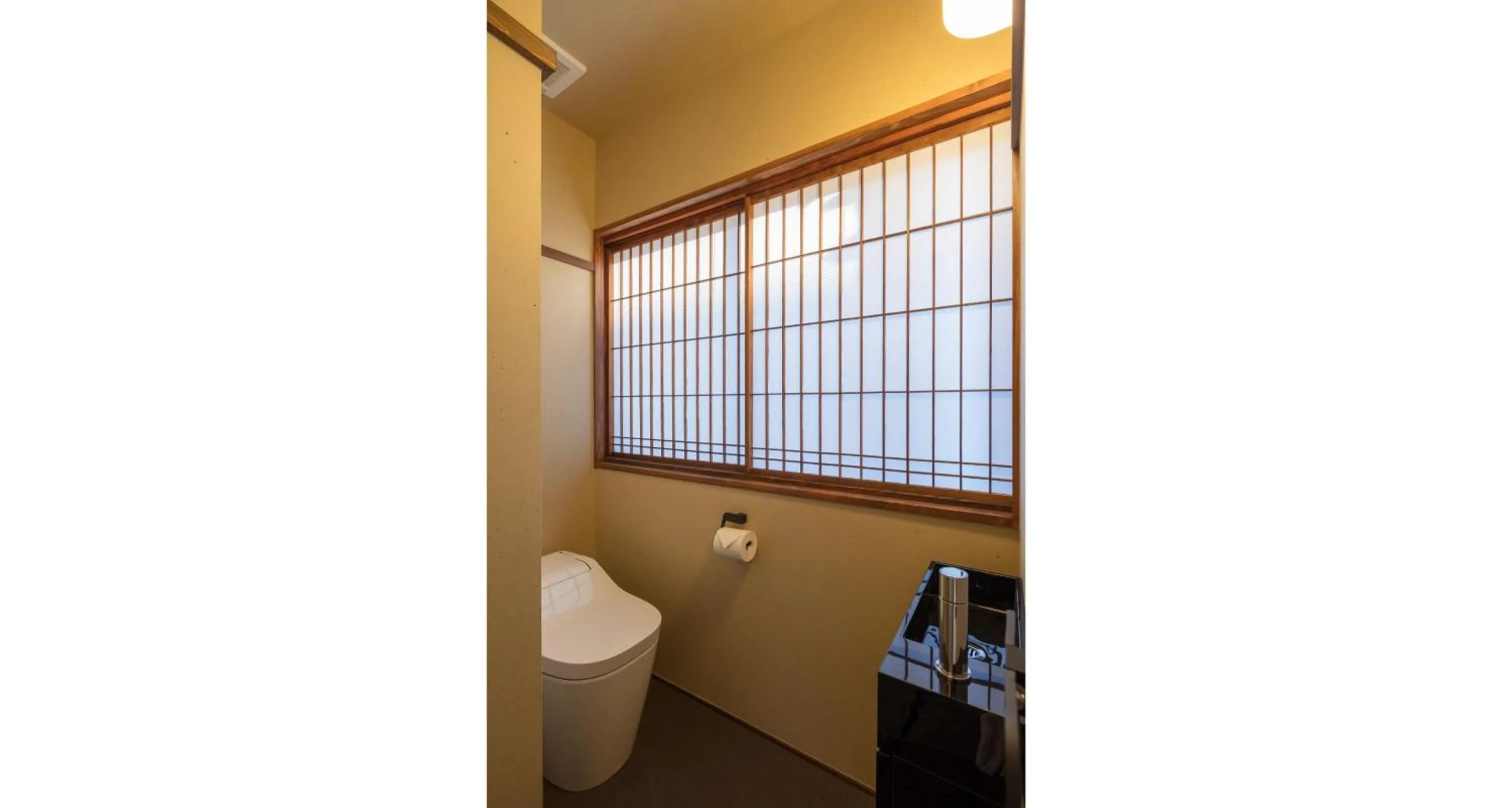 Toilet in Hikoso-machi Kin no Ma