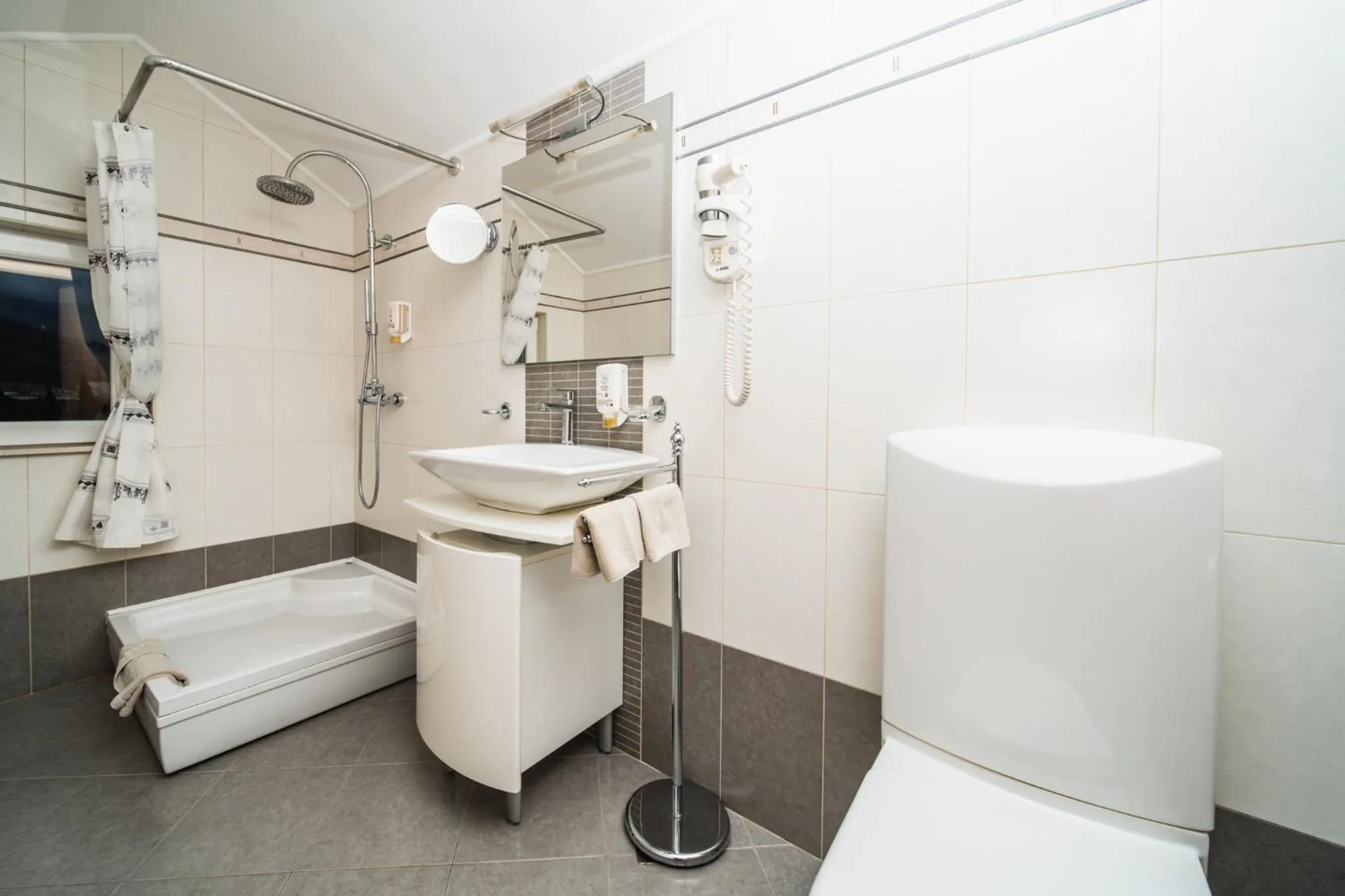 Shower in Pervanovo Apartments with Free Parking