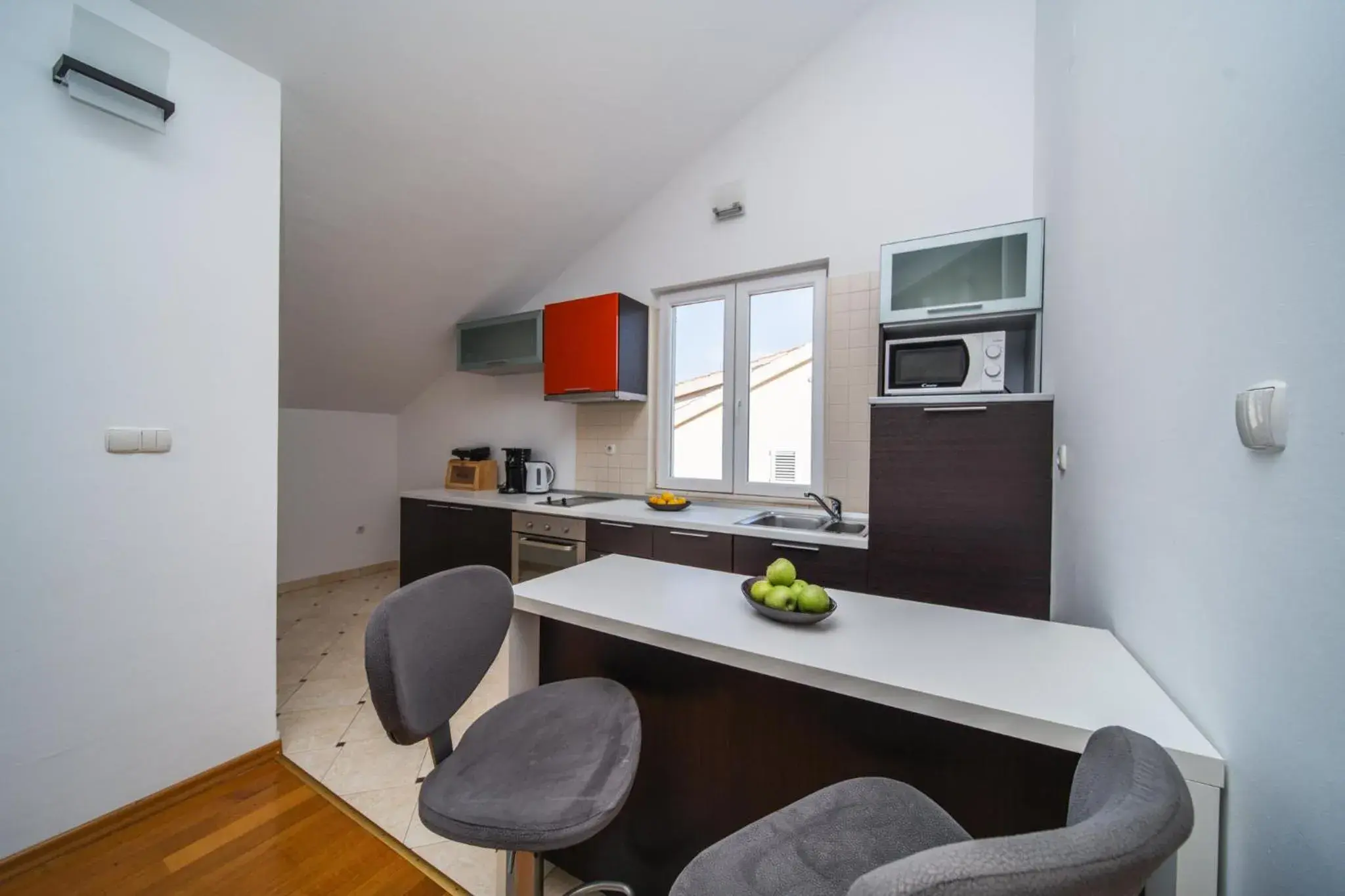 Three-Bedroom Apartment with Balcony in Pervanovo Apartments with Free Parking Three-Bedroom Apartment with Balcony in Pervanovo Apartments with Free Parking