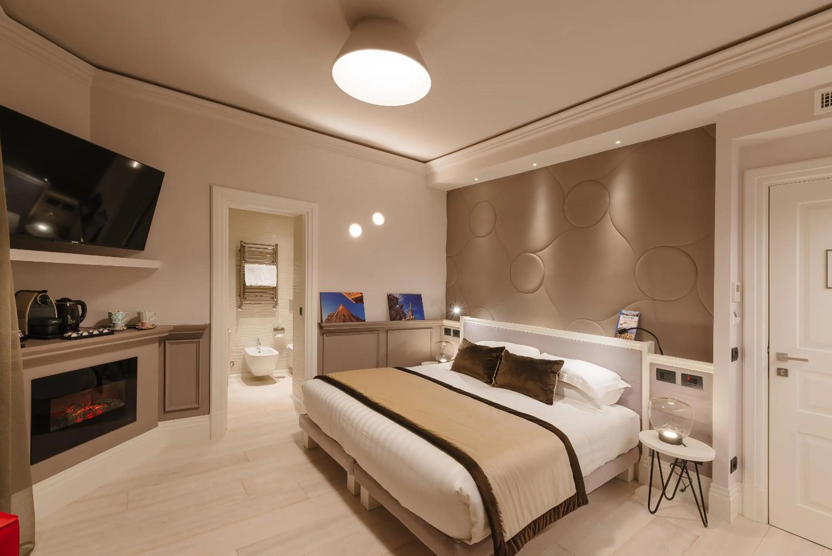 Shower, Bed in Rhea Silvia Luxury Navona