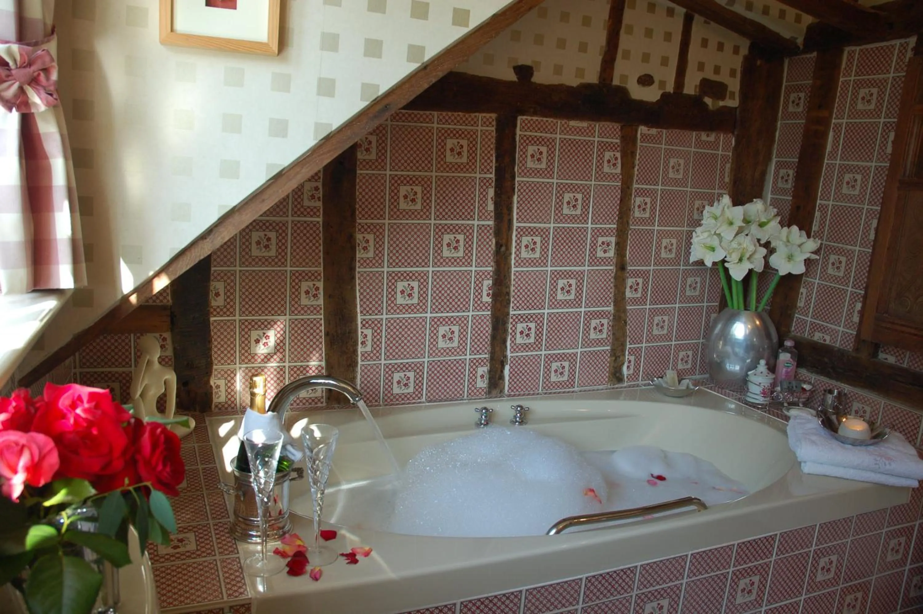 Photo of the whole room in Clayton Wickham Farmhouse