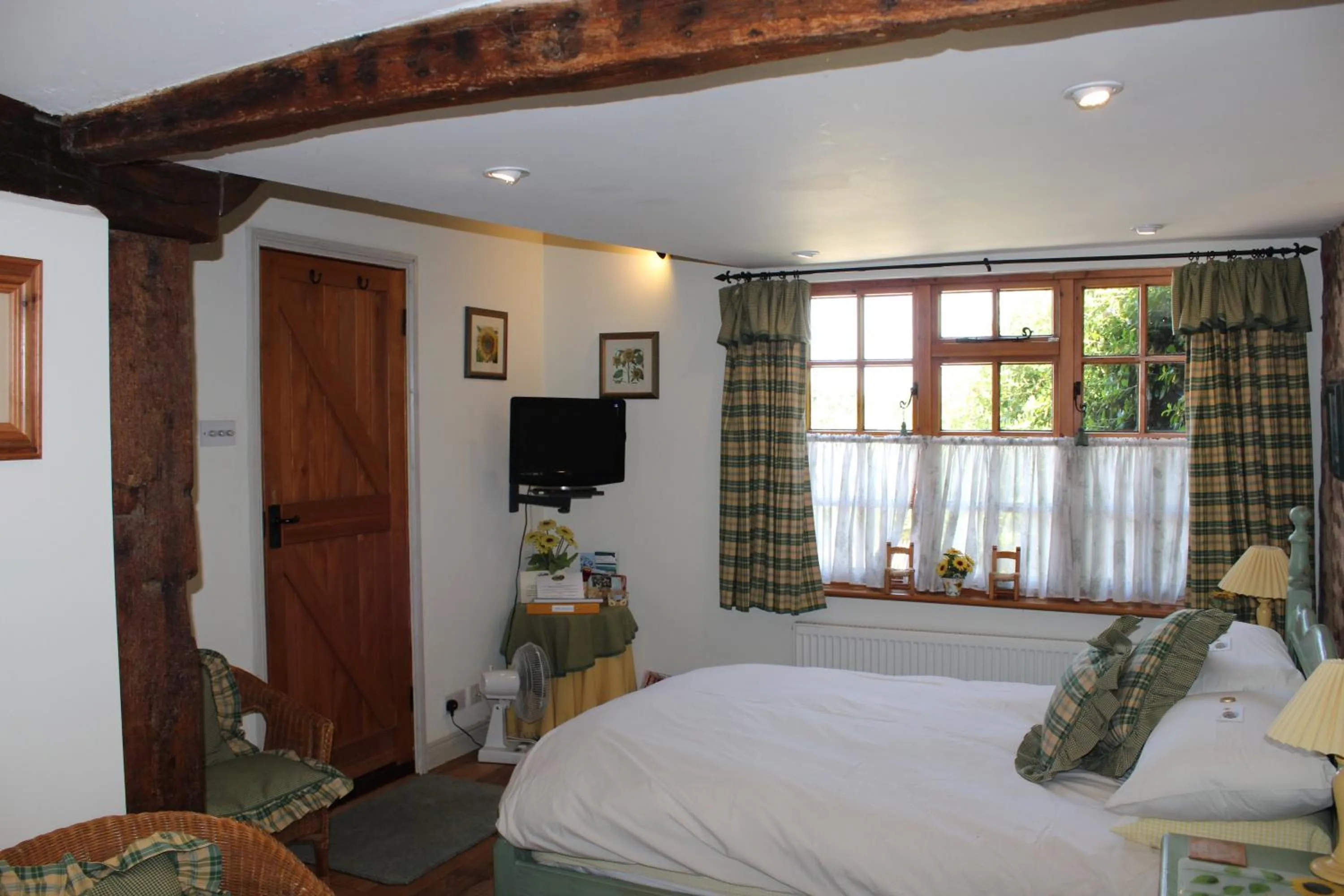 Photo of the whole room, Bed in Clayton Wickham Farmhouse