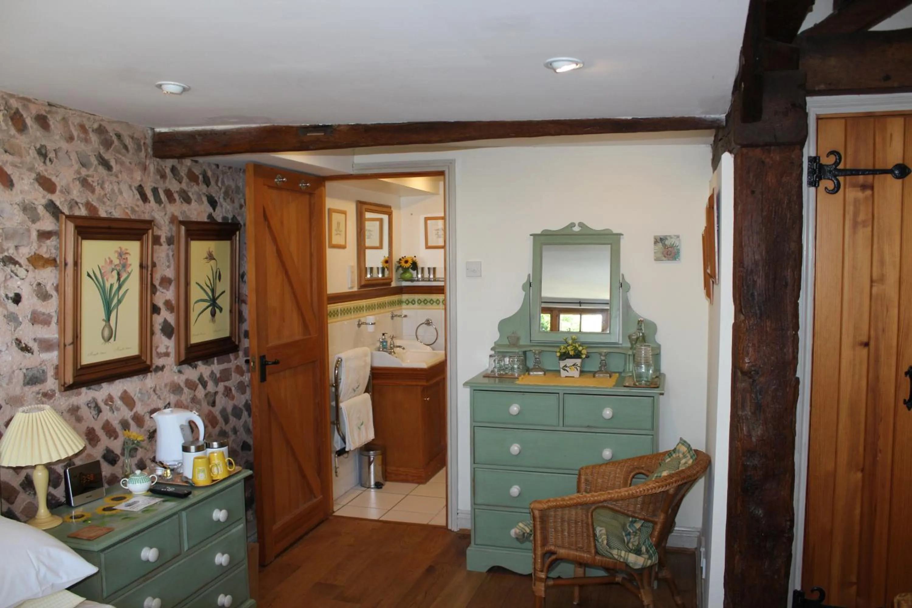 Photo of the whole room in Clayton Wickham Farmhouse