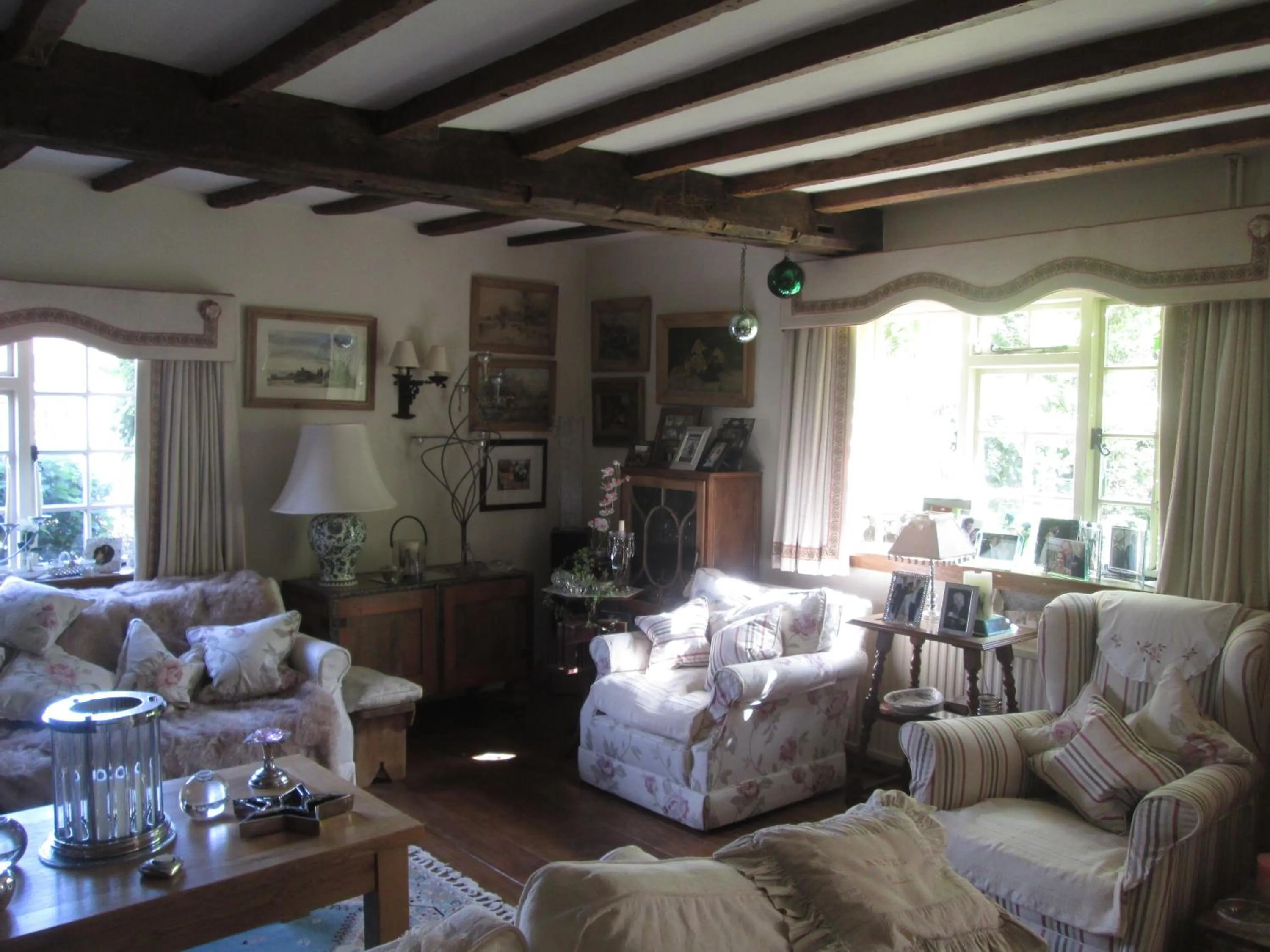 Lounge or bar in Clayton Wickham Farmhouse
