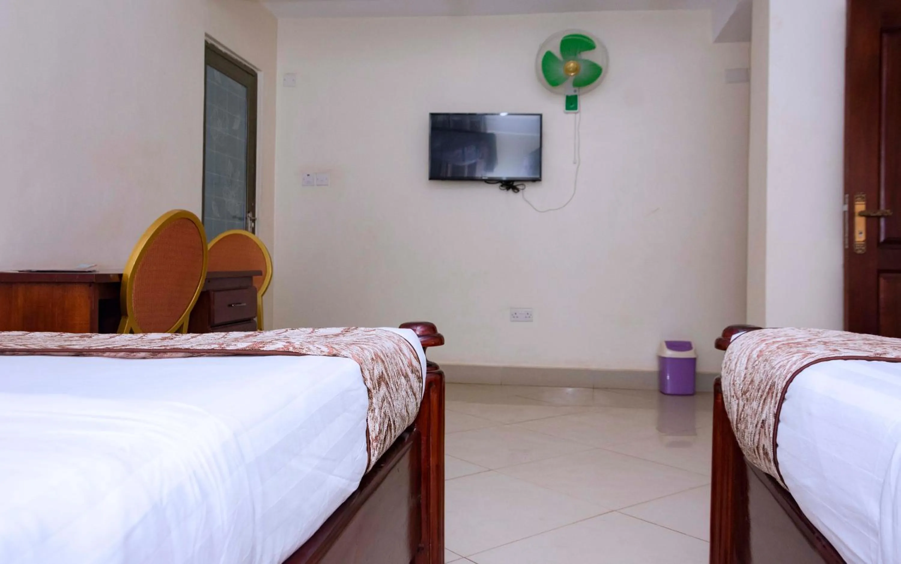 Communal lounge/ TV room, Bed in G-One Hotel Kampala