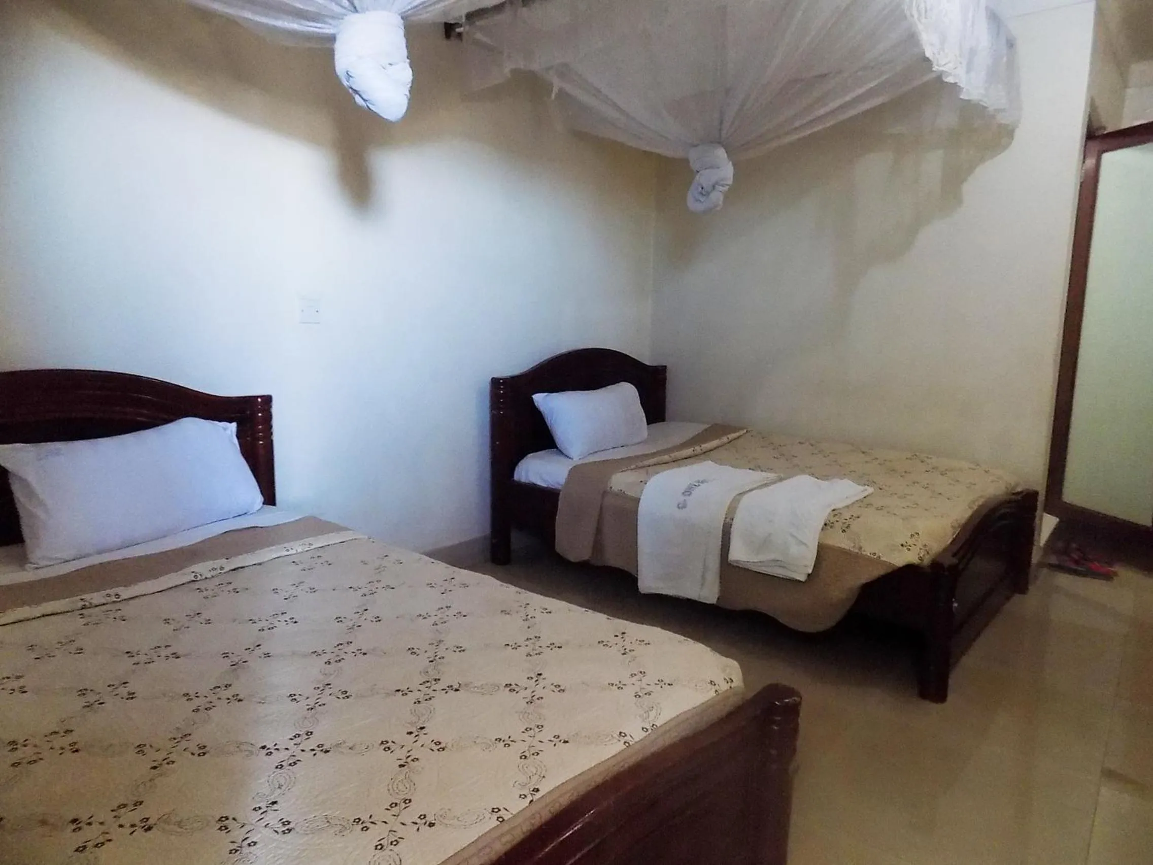 Bedroom, Bed in G-One Hotel Kampala