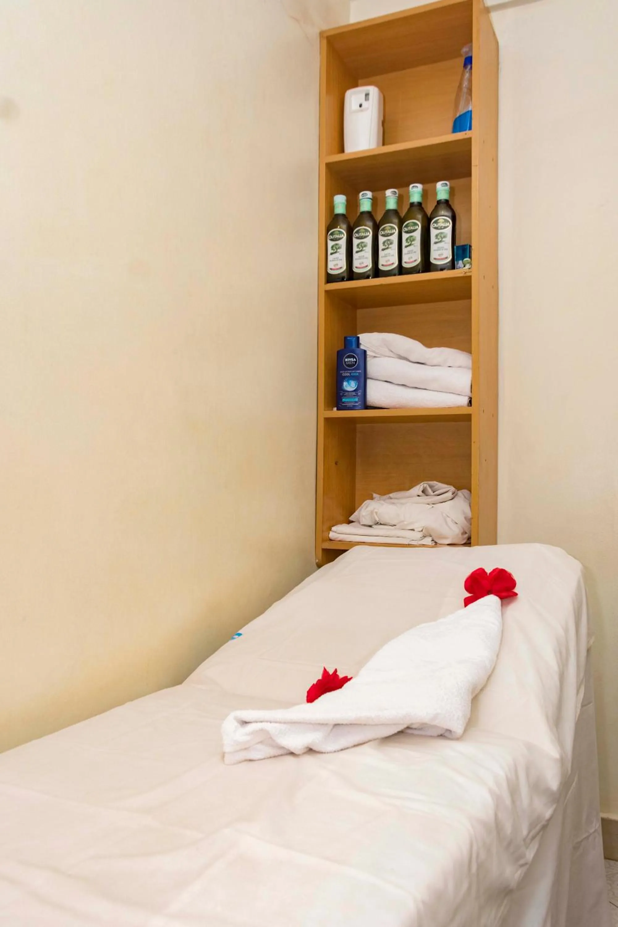 Massage, Bed in G-One Hotel Kampala