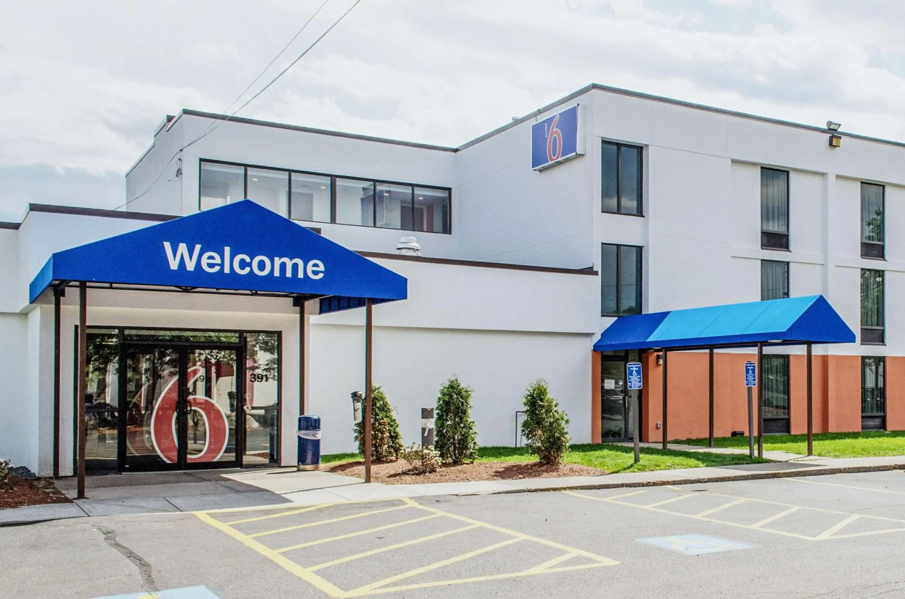 Property building in Motel 6-Brockton, MA