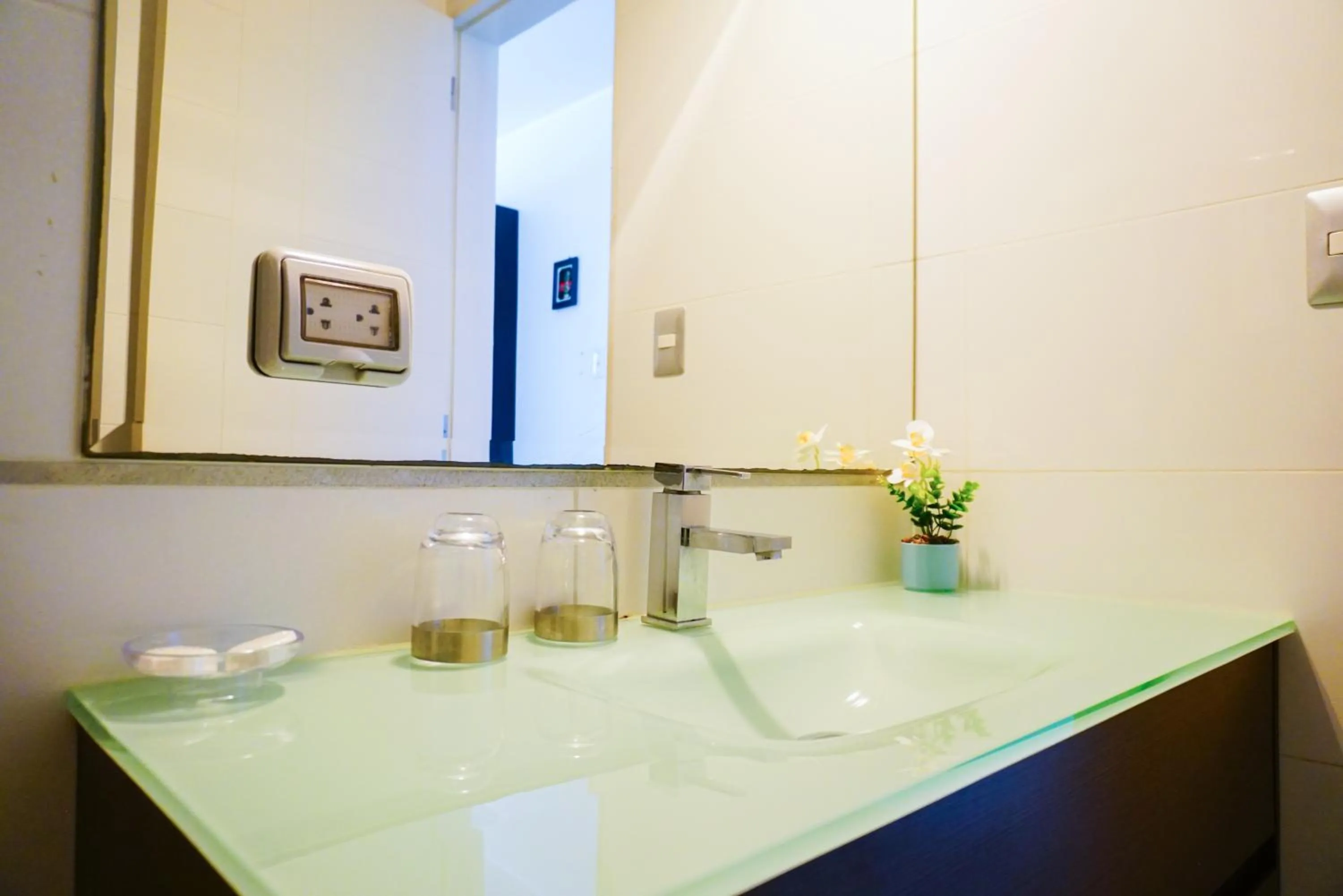 Shower in Apart Hotel Petit Palace Suites