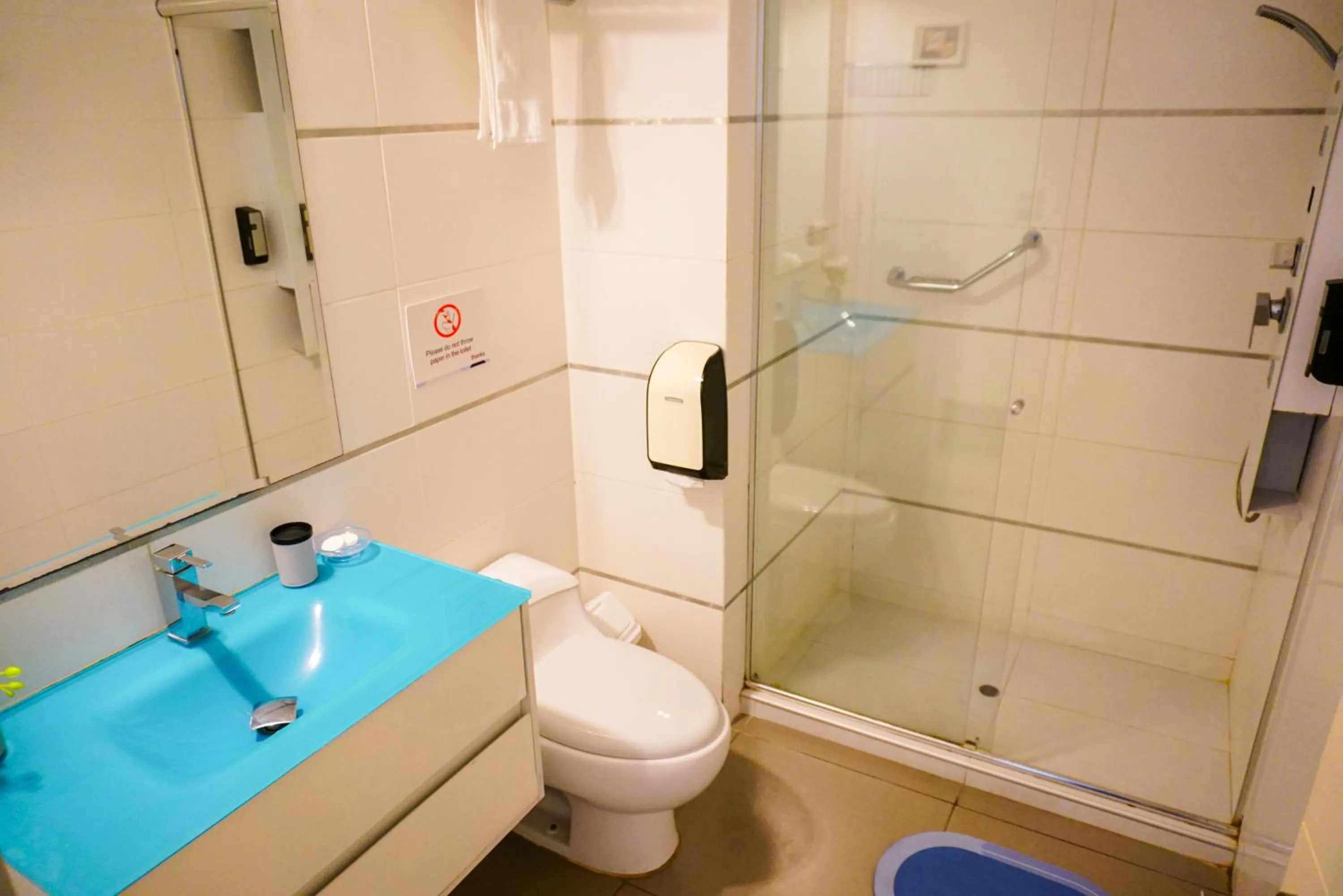 Shower in Apart Hotel Petit Palace Suites