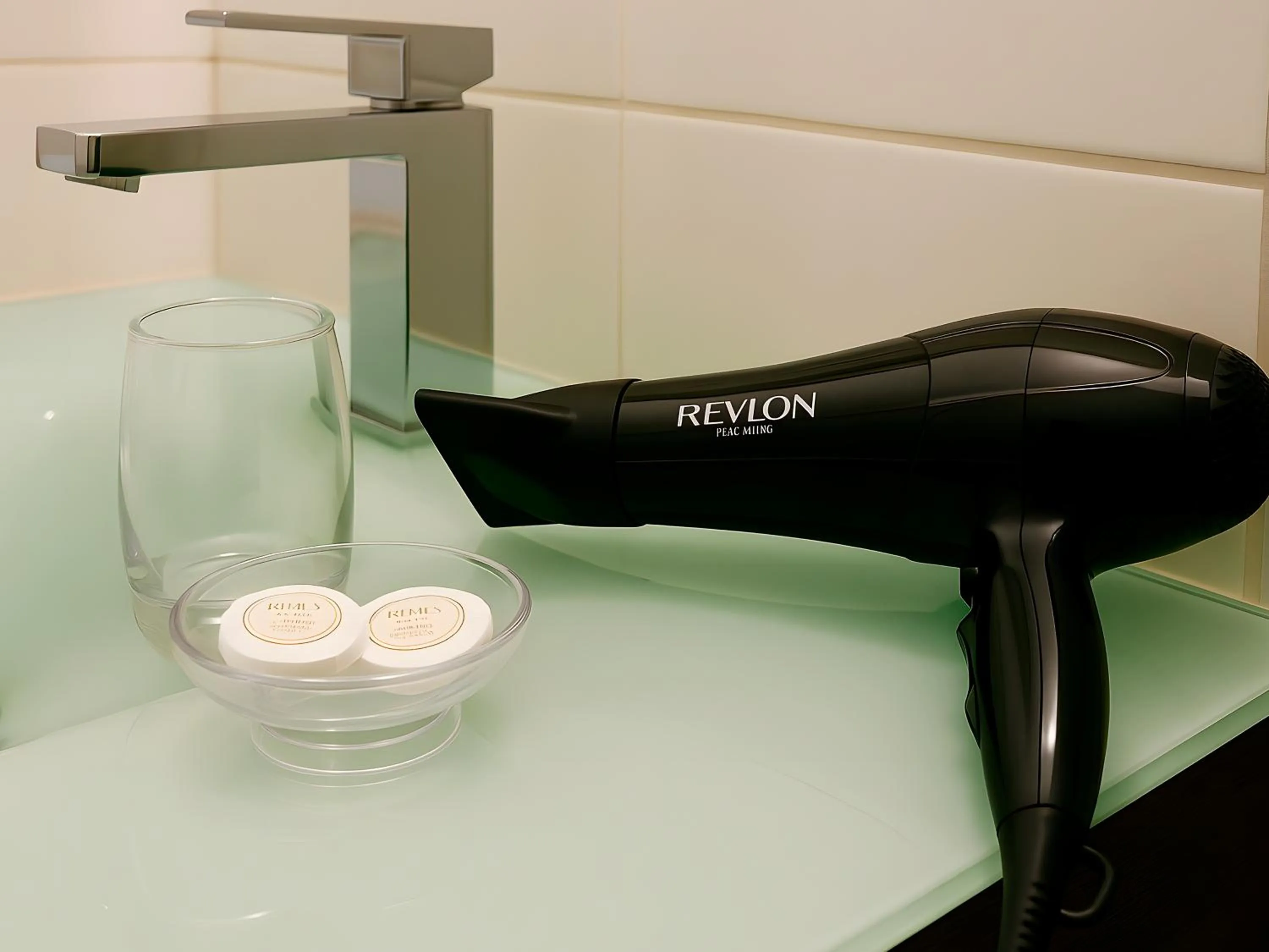 Toilet in Apart Hotel Petit Palace Suites