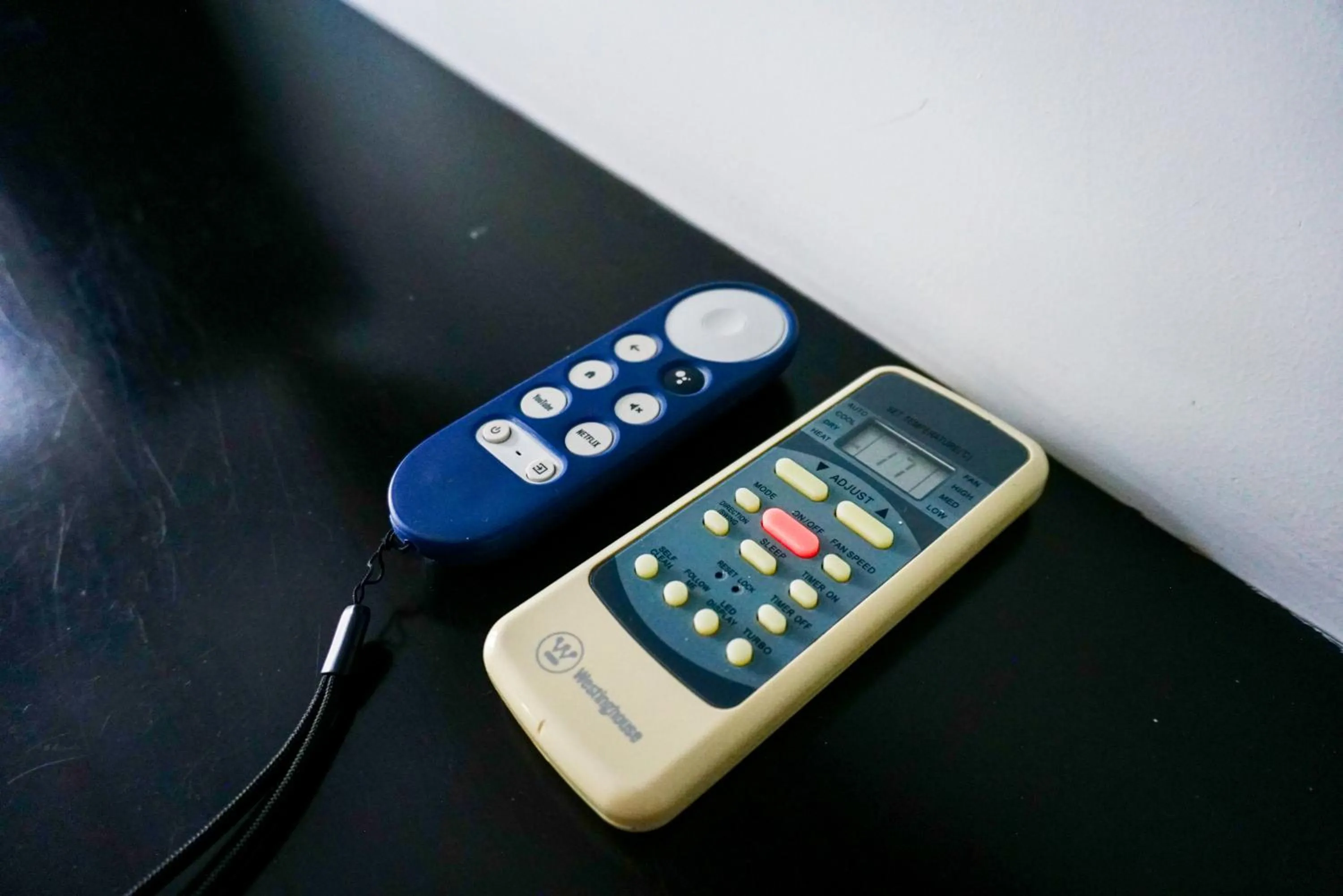 TV and multimedia in Apart Hotel Petit Palace Suites