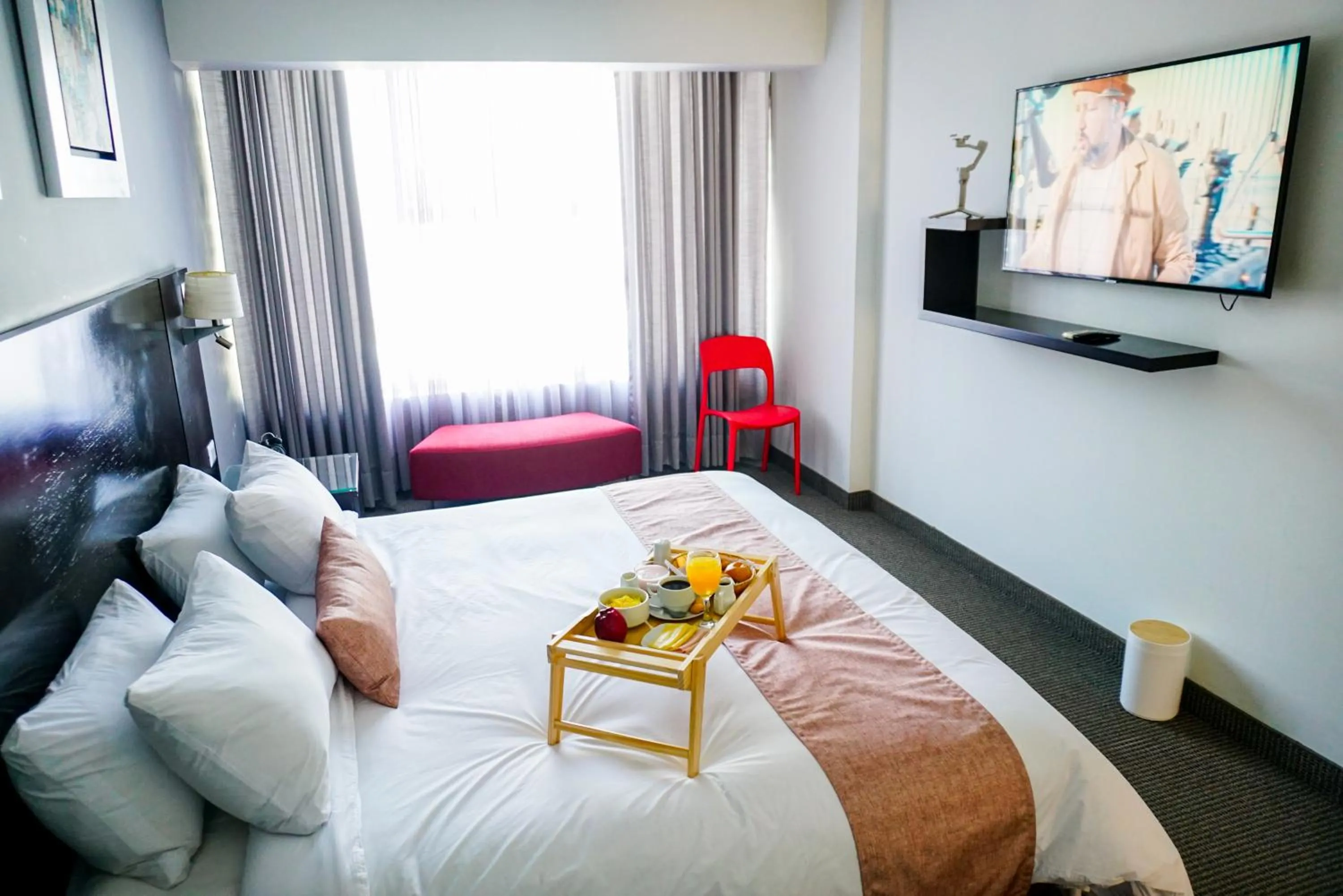 Staff, Bed in Apart Hotel Petit Palace Suites