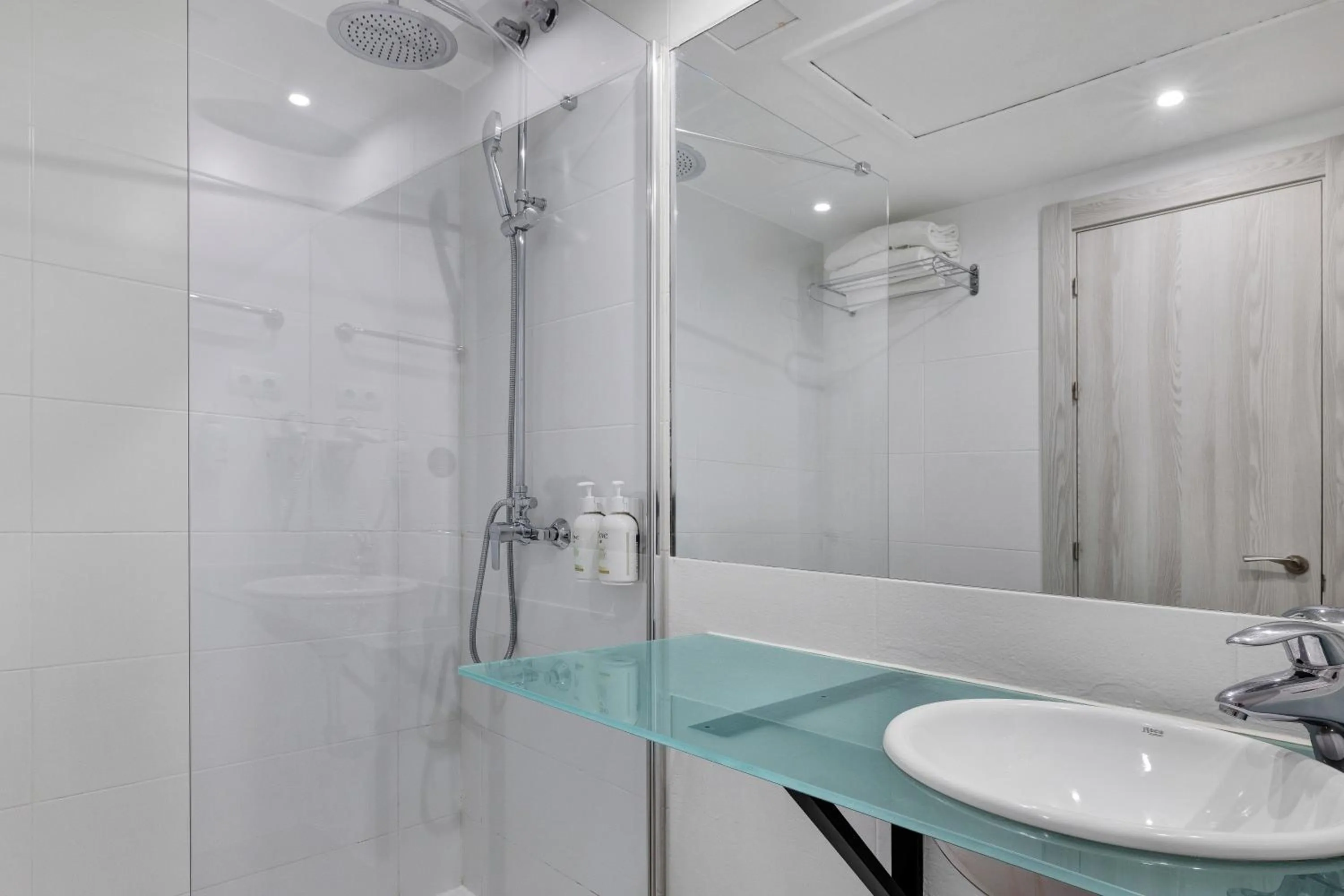 Shower in B&B HOTEL Vigo