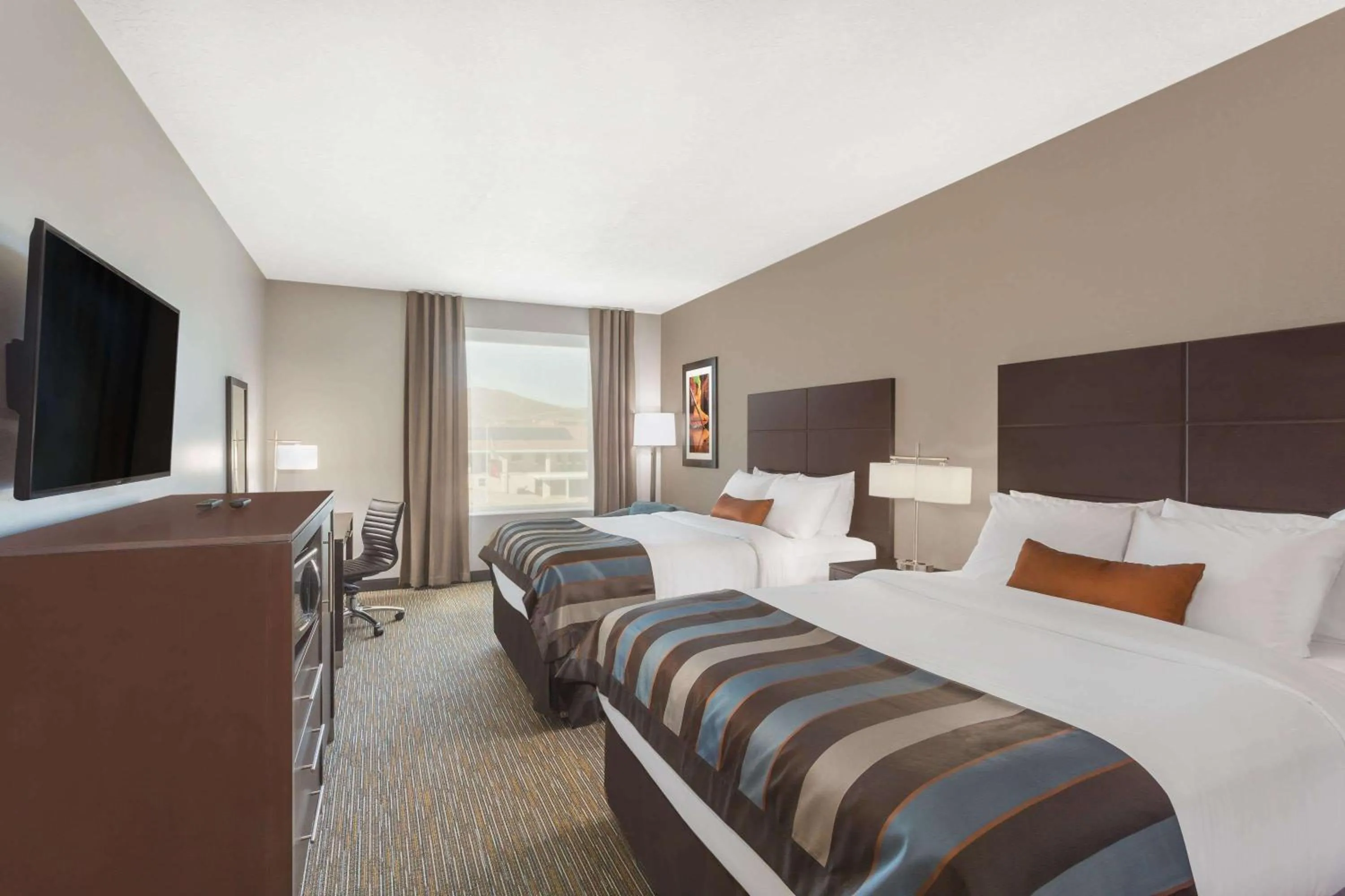 Photo of the whole room, Bed in Wingate by Wyndham Hurricane Zion National Park