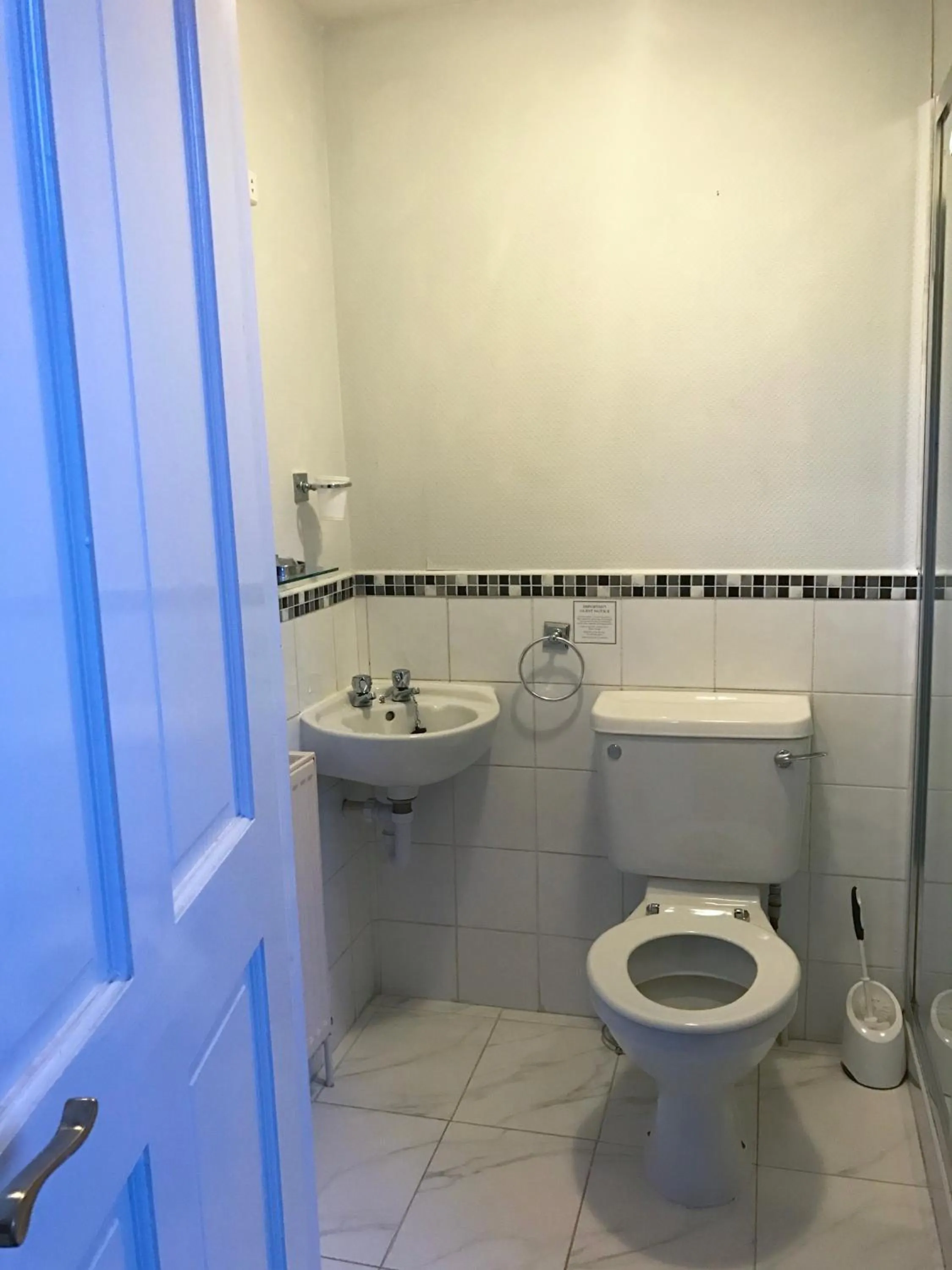 Toilet in Glenlossie Guest House