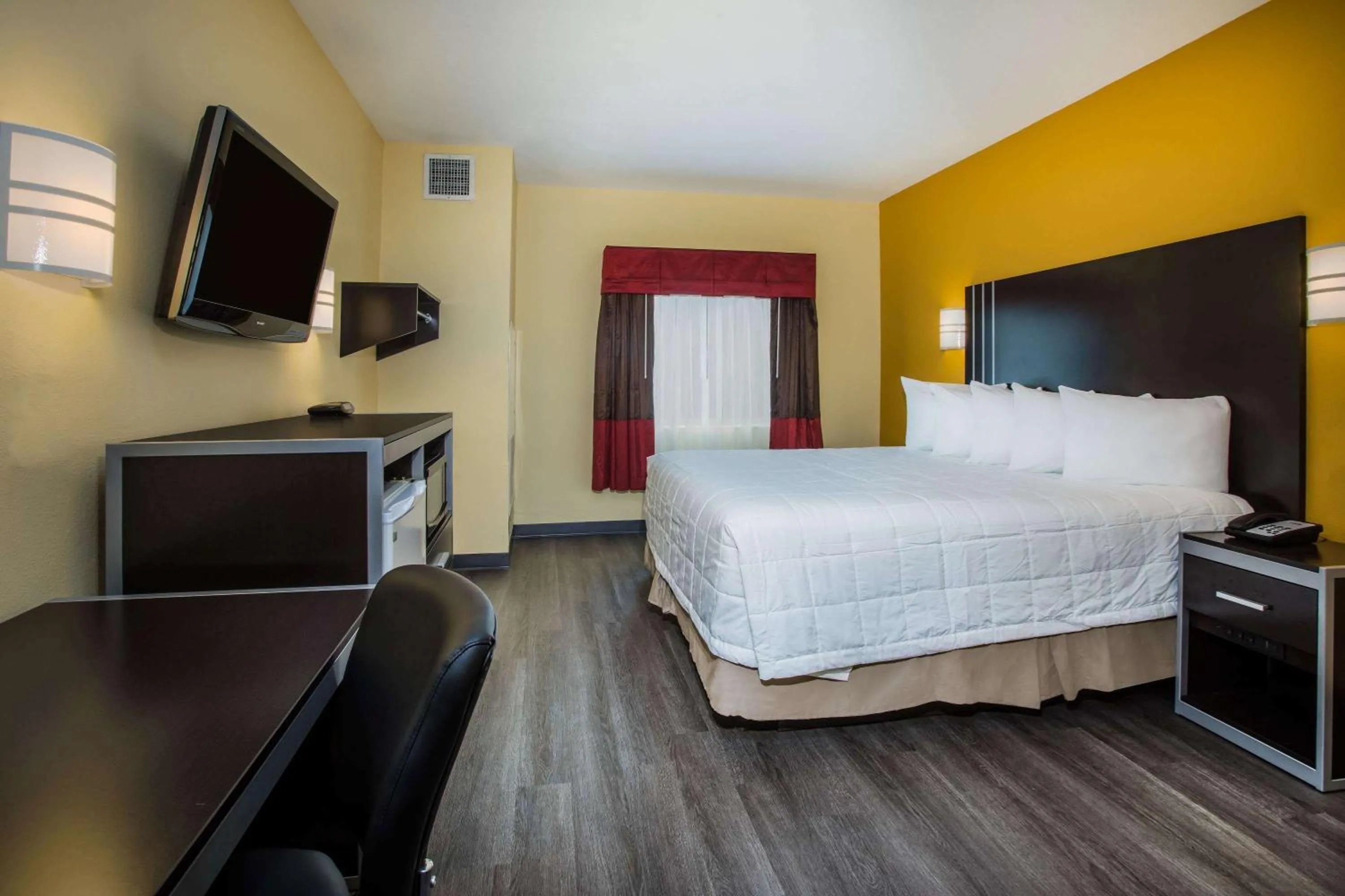 Photo of the whole room, Bed in Days Inn & Suites by Wyndham Augusta Near Fort Eisenhower