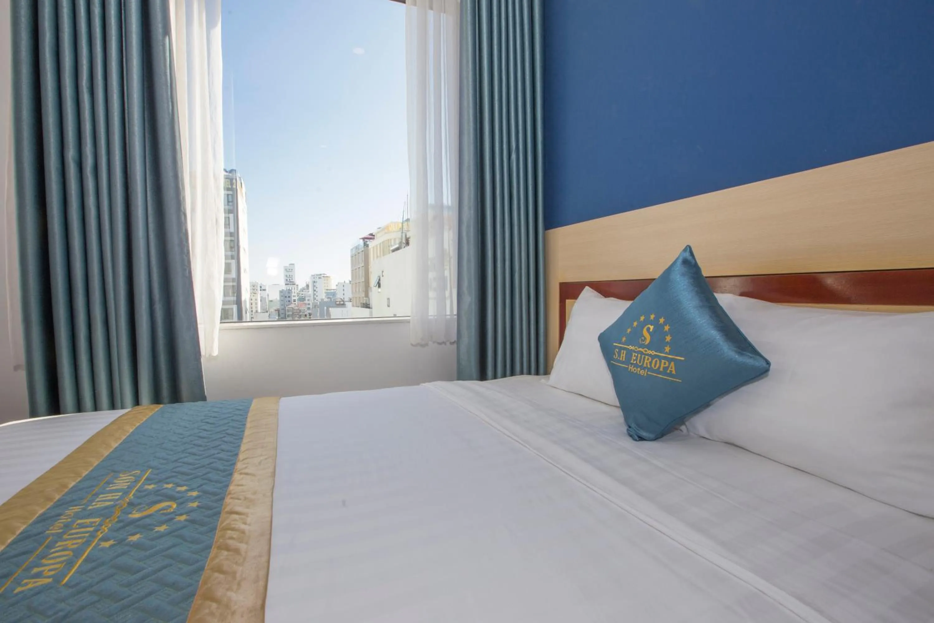 Bed in Maxhome Luxury Hotel