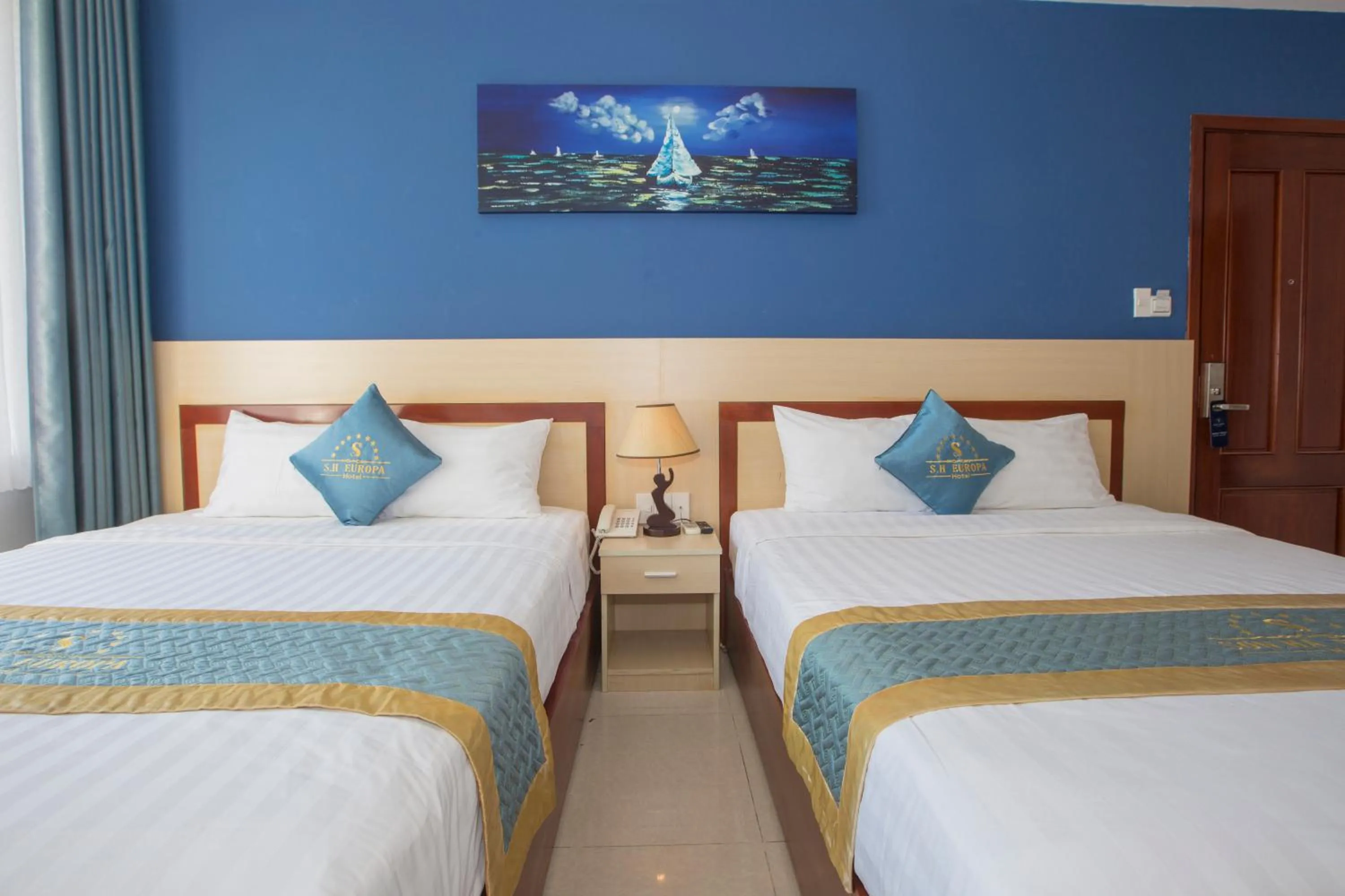 Photo of the whole room, Bed in Maxhome Luxury Hotel