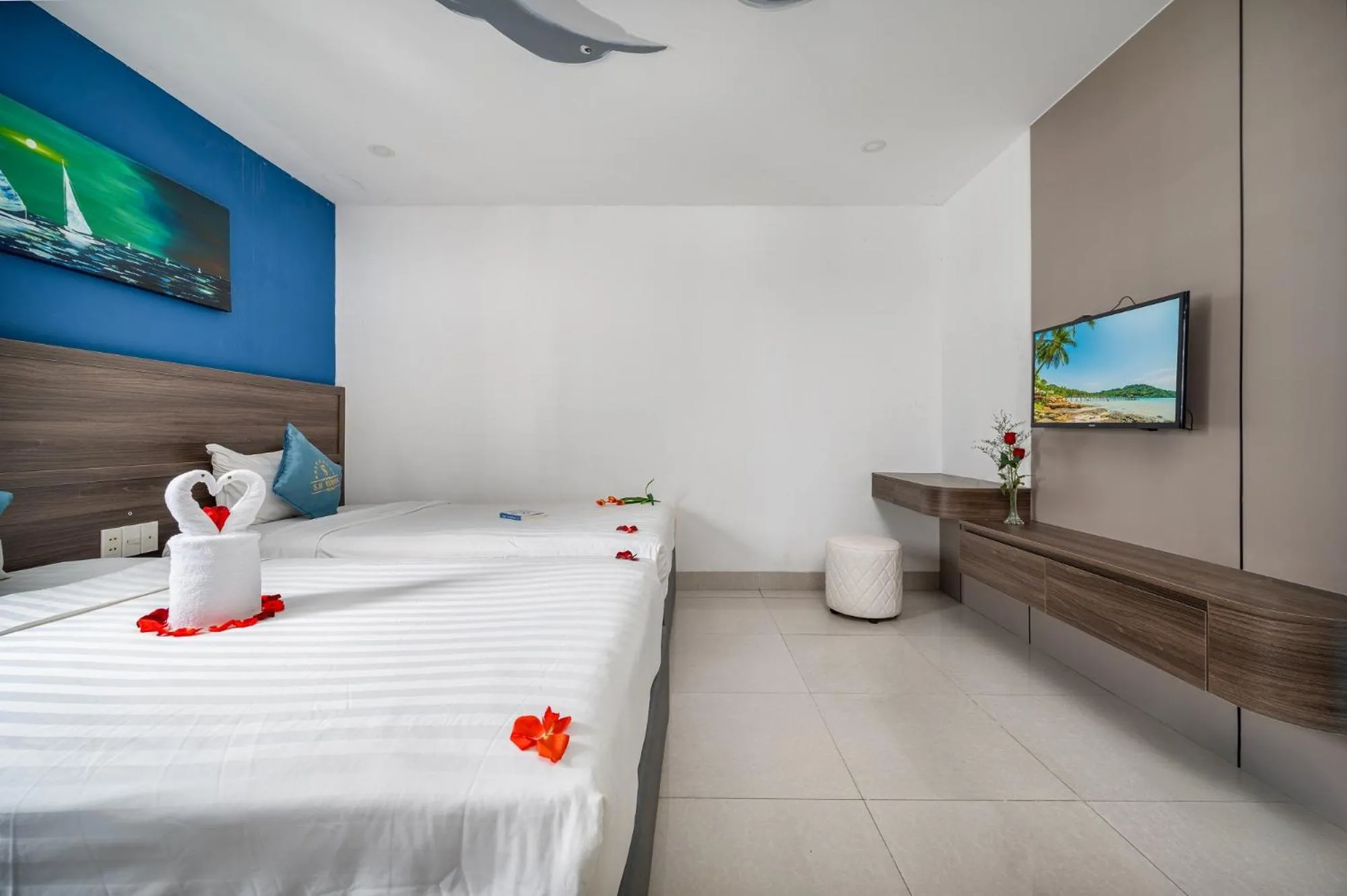 Bedroom, Bed in Maxhome Luxury Hotel