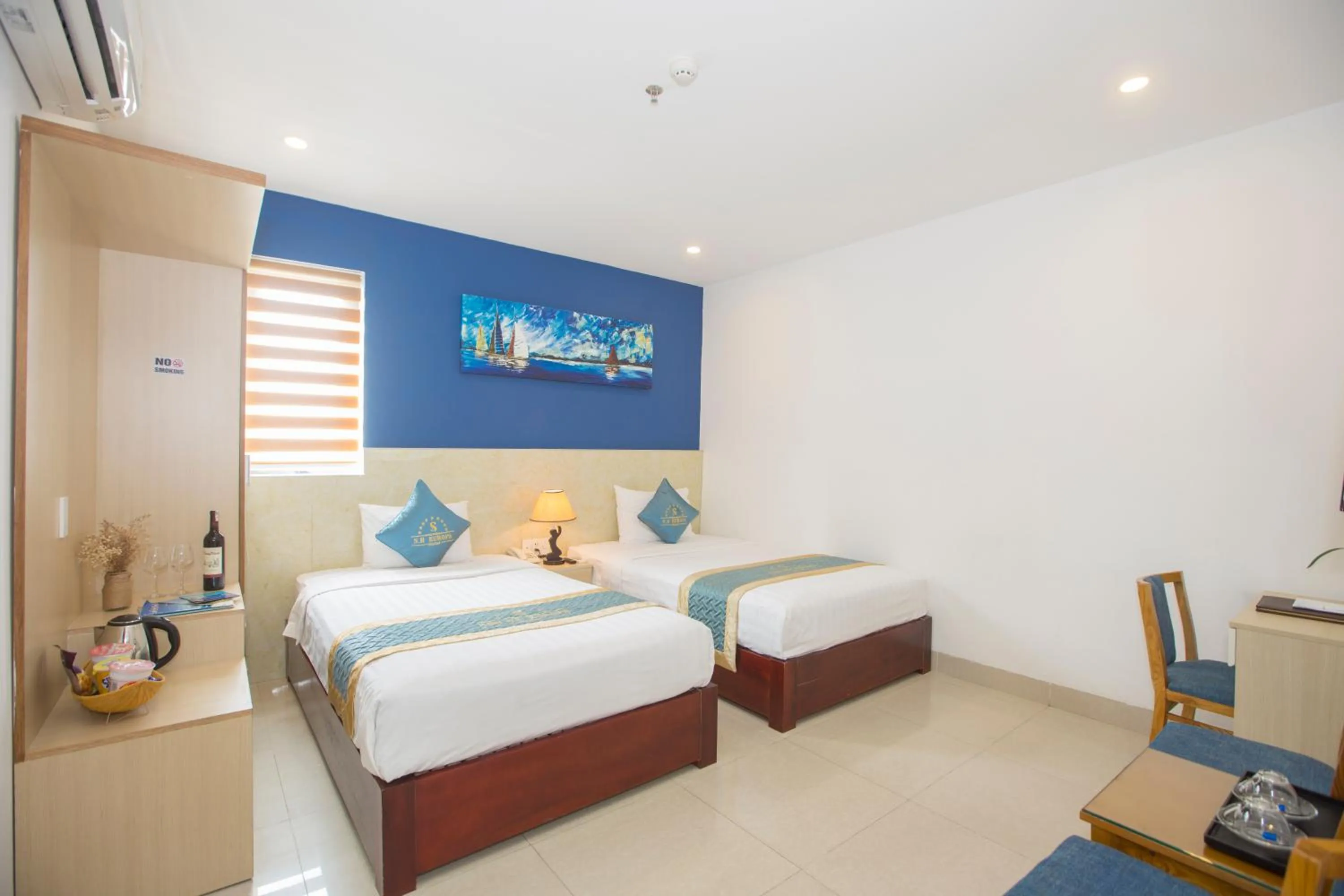 Photo of the whole room, Bed in Maxhome Luxury Hotel