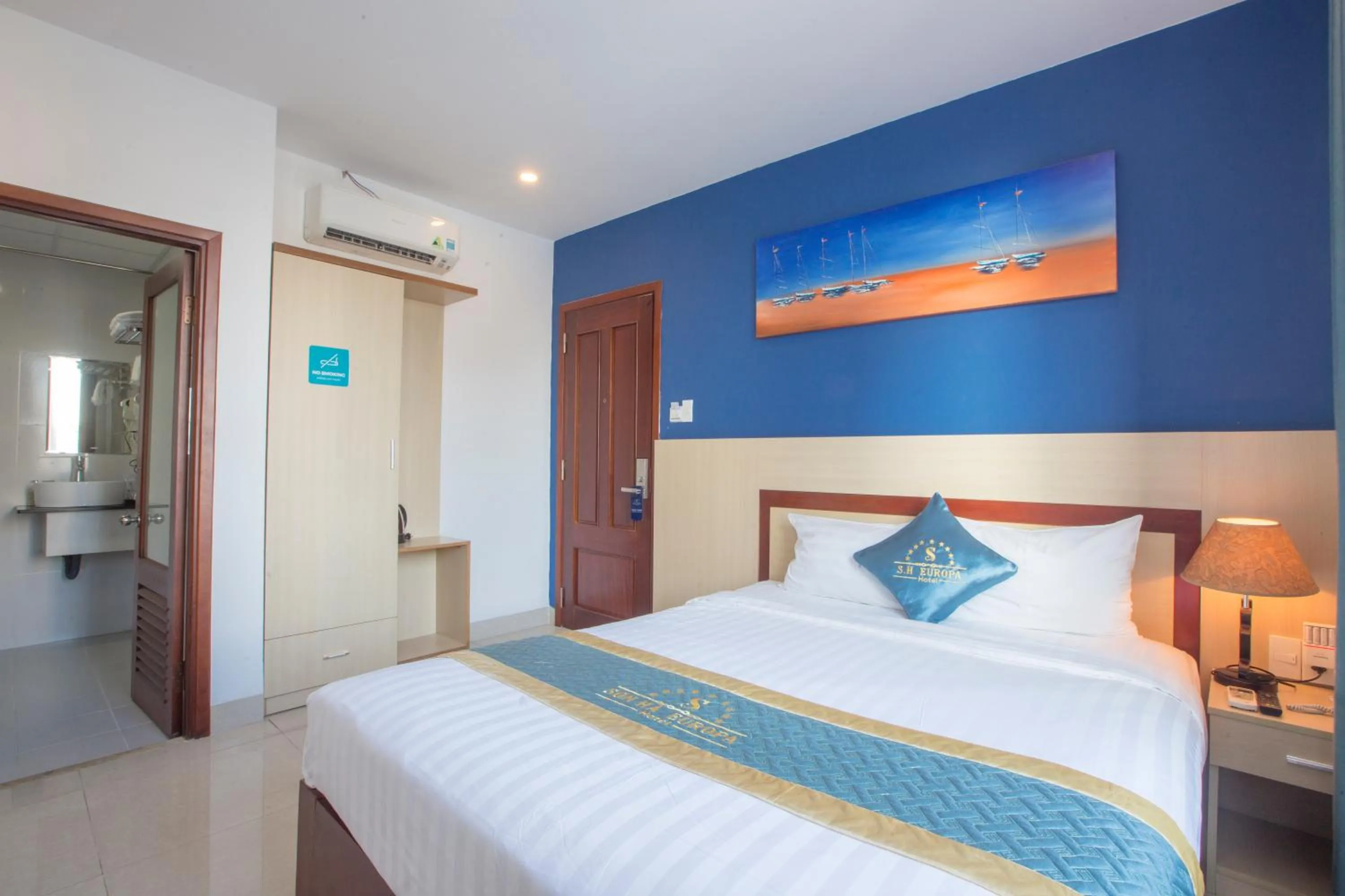 Photo of the whole room, Bed in Maxhome Luxury Hotel