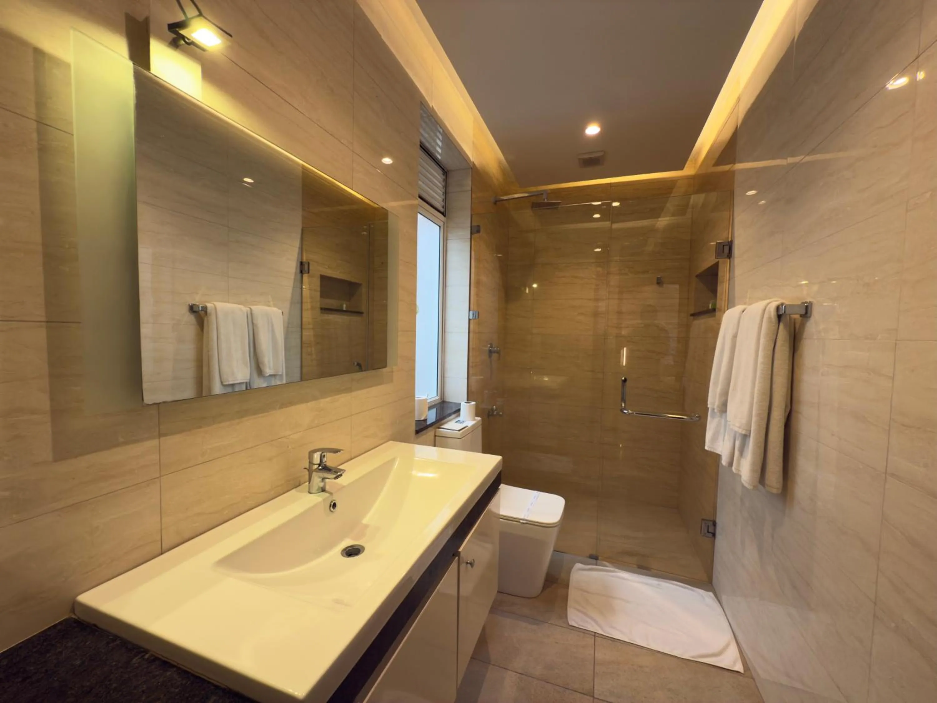 Bathroom in Skyloft Kandy by Aaradhya